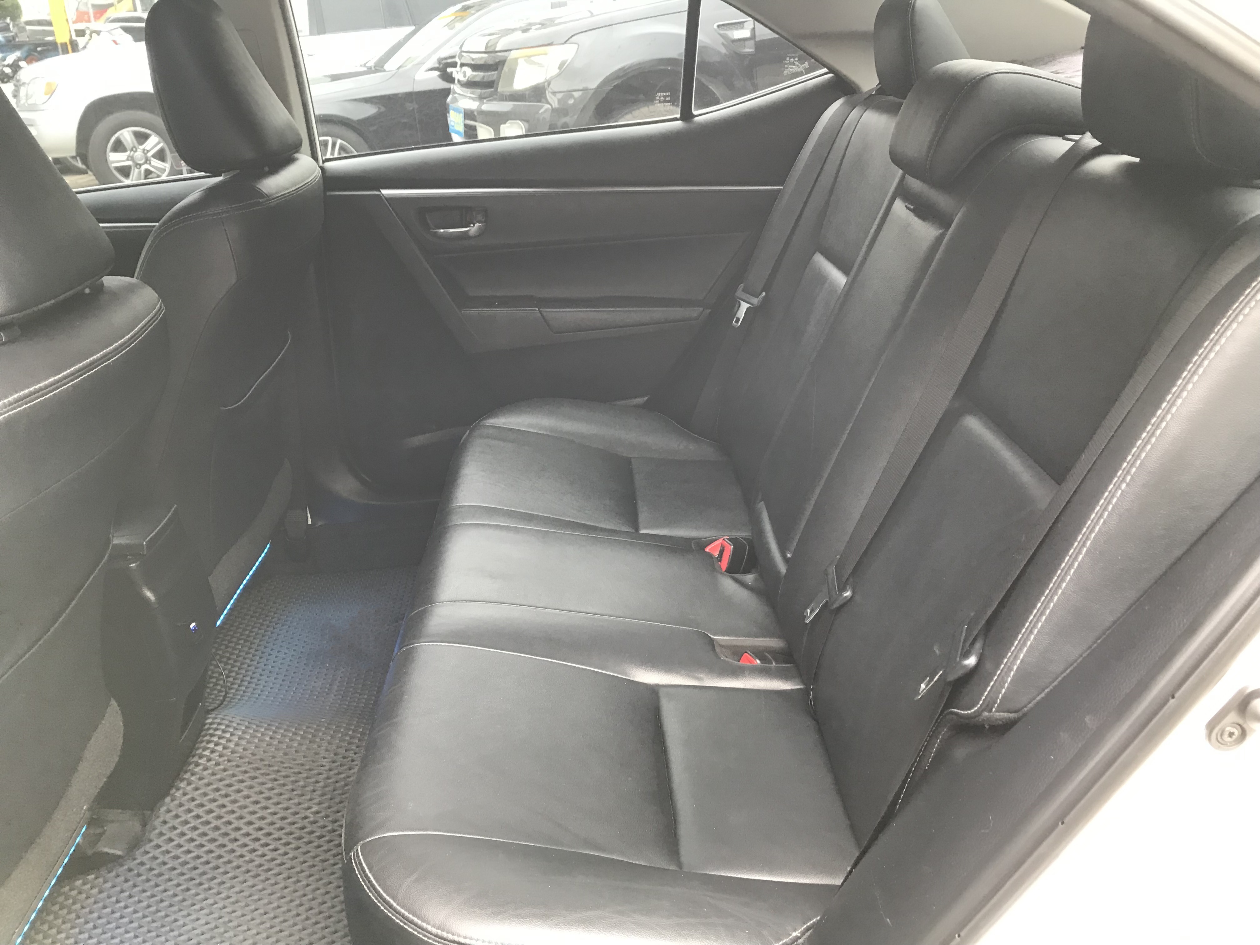 2015 Toyota Corolla Altis 1.8 Safety+ 一手車 原鈑件 換檔快撥 盲點 360度環景 ☎服務專線 : 0９80-558-999 LINE ID:Used-Cars 黃文遠  第4張相片