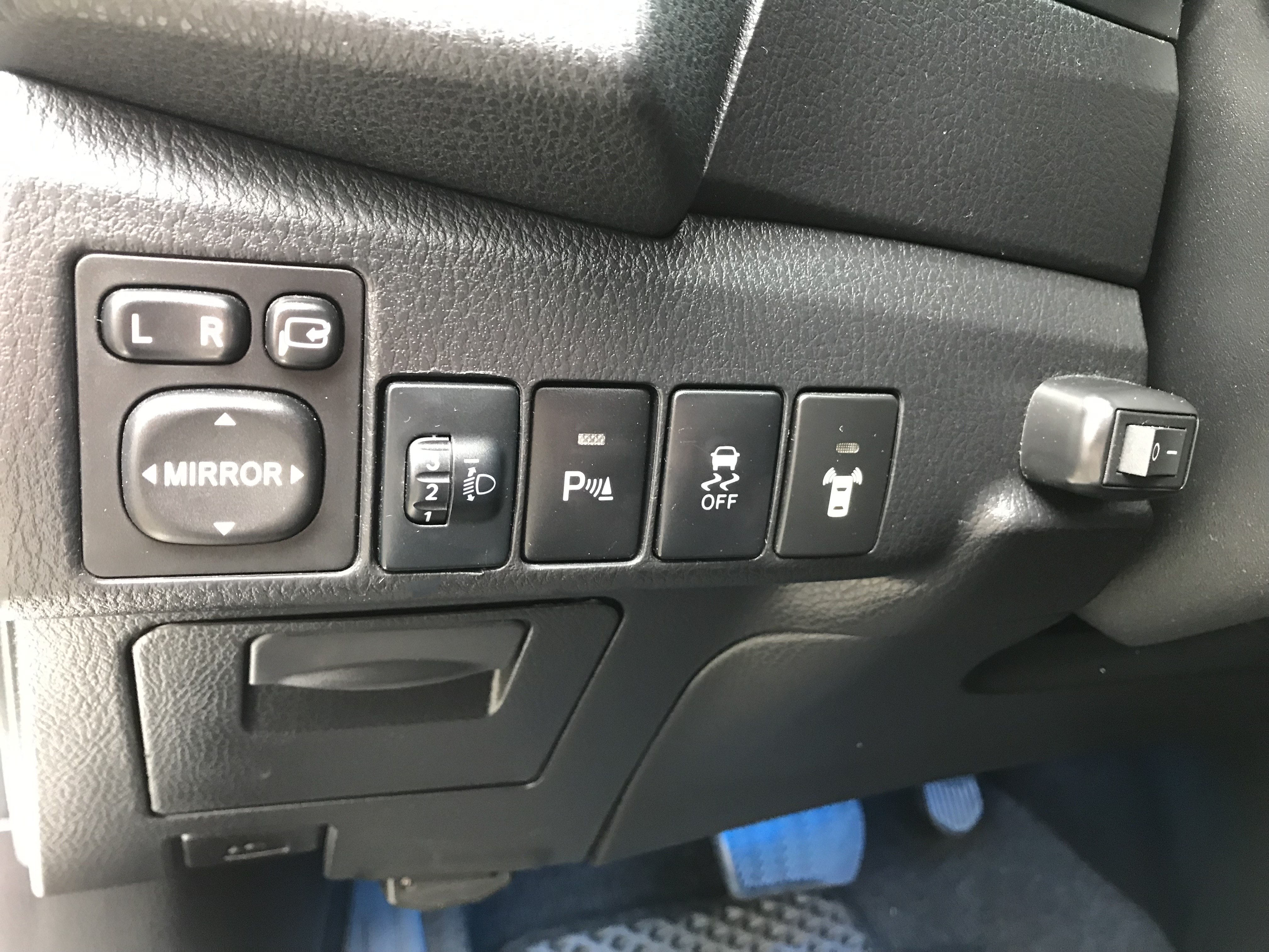 2015 Toyota Corolla Altis 1.8 Safety+ 一手車 原鈑件 換檔快撥 盲點 360度環景 ☎服務專線 : 0９80-558-999 LINE ID:Used-Cars 黃文遠  第8張相片