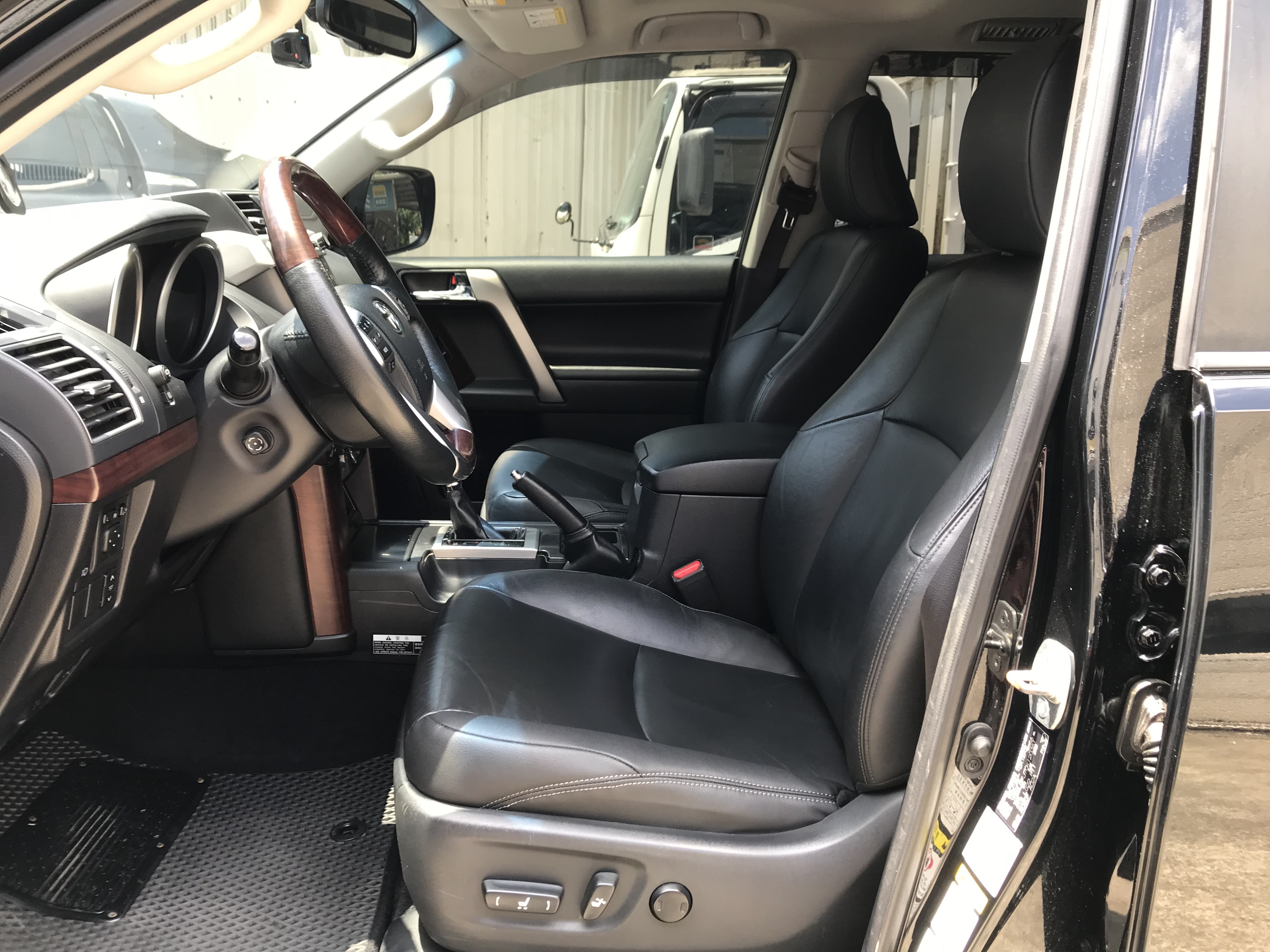 2016 Toyota Land Cruiser Prado (普拉多) 原鈑件 七人座 里程11萬 越野硬漢陸地巡洋艦 ☎服務專線 : 0９80-558-999 LINE ID:Used-Cars 黃文遠  第3張相片