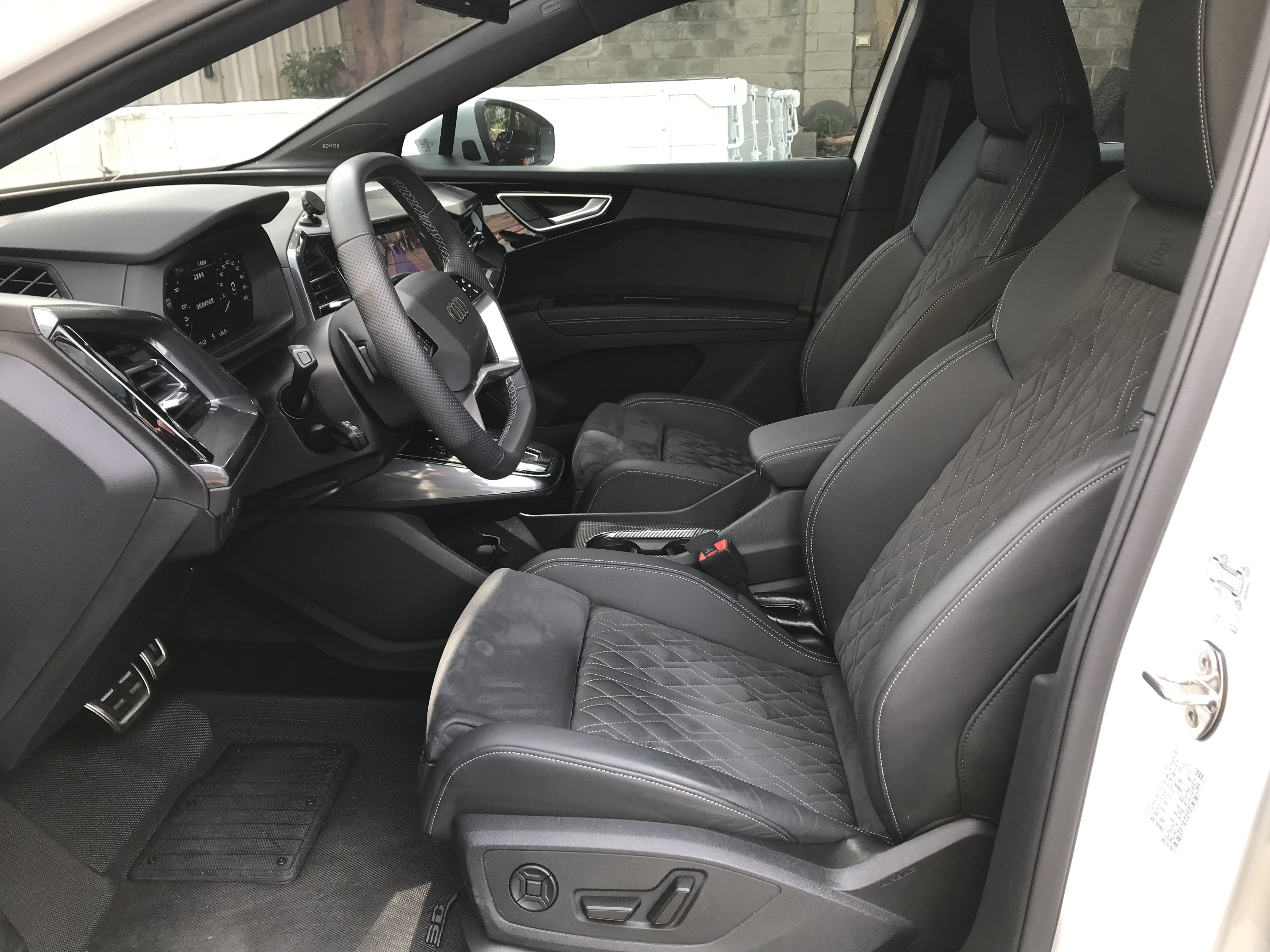 2024 Audi Q4 Sportback e-tron 55 quattro S-Line運動版 一手車原鈑件 原廠保固中 馬力340hp 0-100 km/h 5.4秒 ☎服務專線 : 0９80-558-999 LINE ID:Use  第3張相片