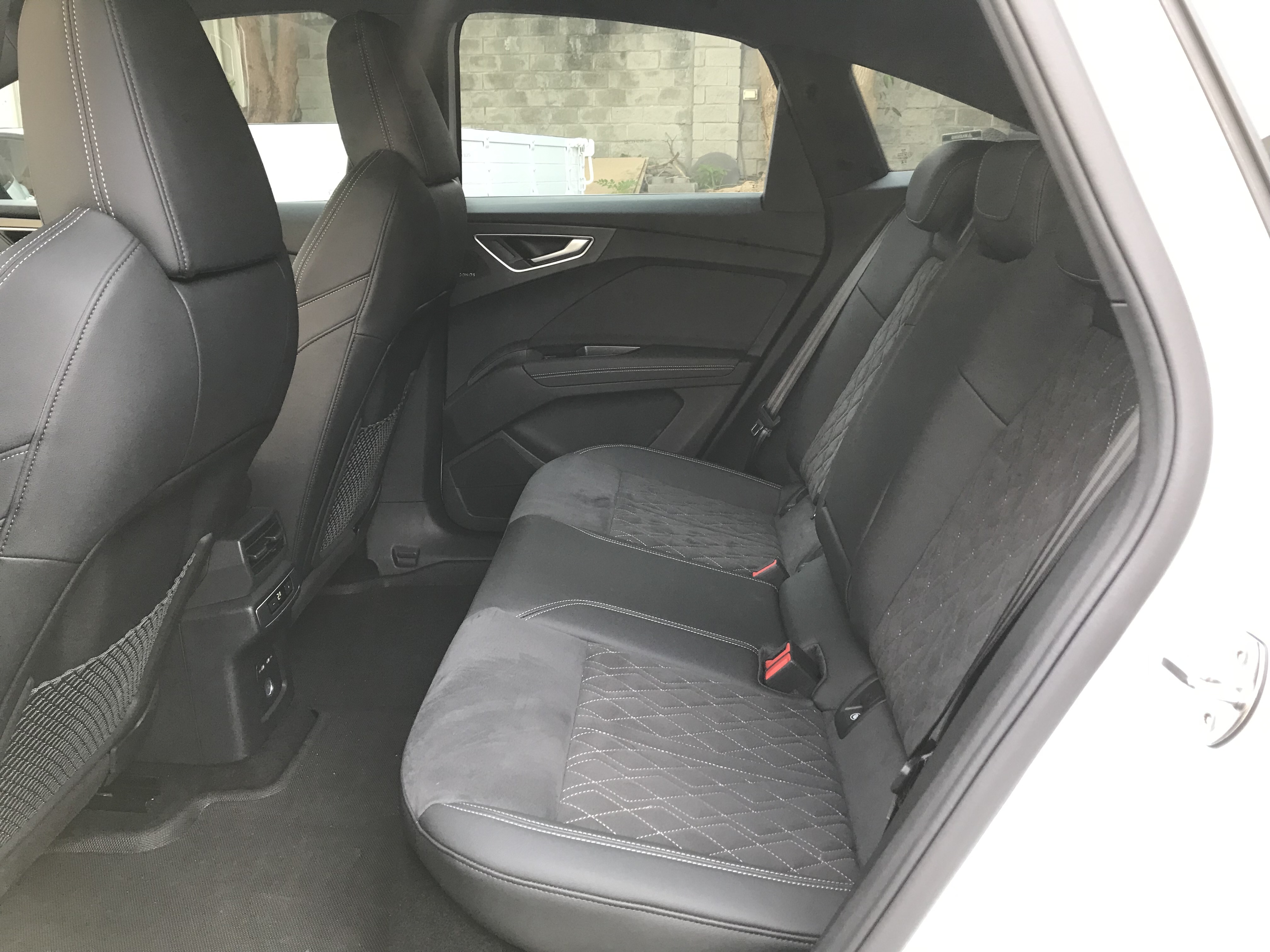 2024 Audi Q4 Sportback e-tron 55 quattro S-Line運動版 一手車原鈑件 原廠保固中 馬力340hp 0-100 km/h 5.4秒 ☎服務專線 : 0９80-558-999 LINE ID:Use  第4張相片