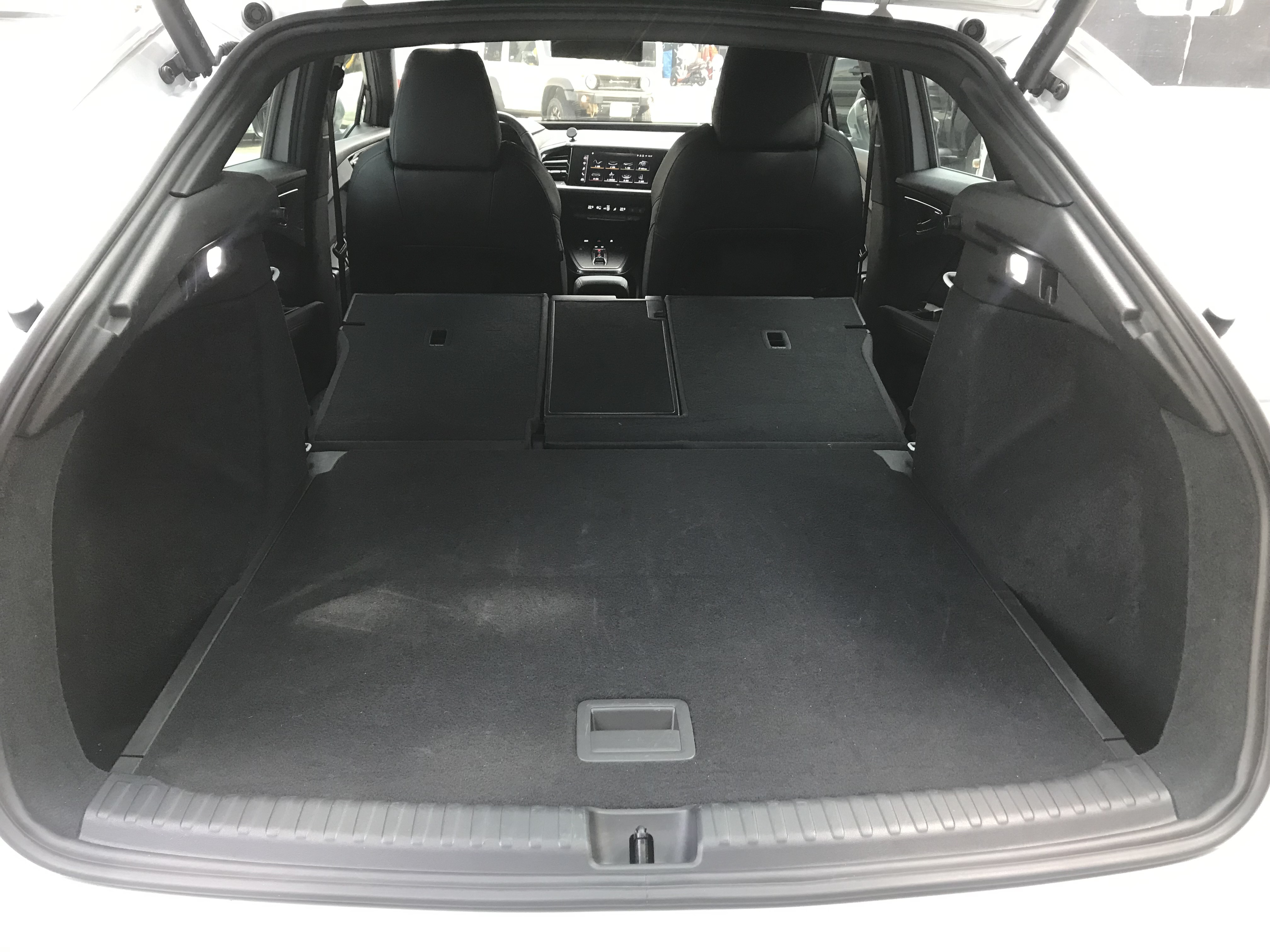 2024 Audi Q4 Sportback e-tron 55 quattro S-Line運動版 一手車原鈑件 原廠保固中 馬力340hp 0-100 km/h 5.4秒 ☎服務專線 : 0９80-558-999 LINE ID:Use  第10張相片