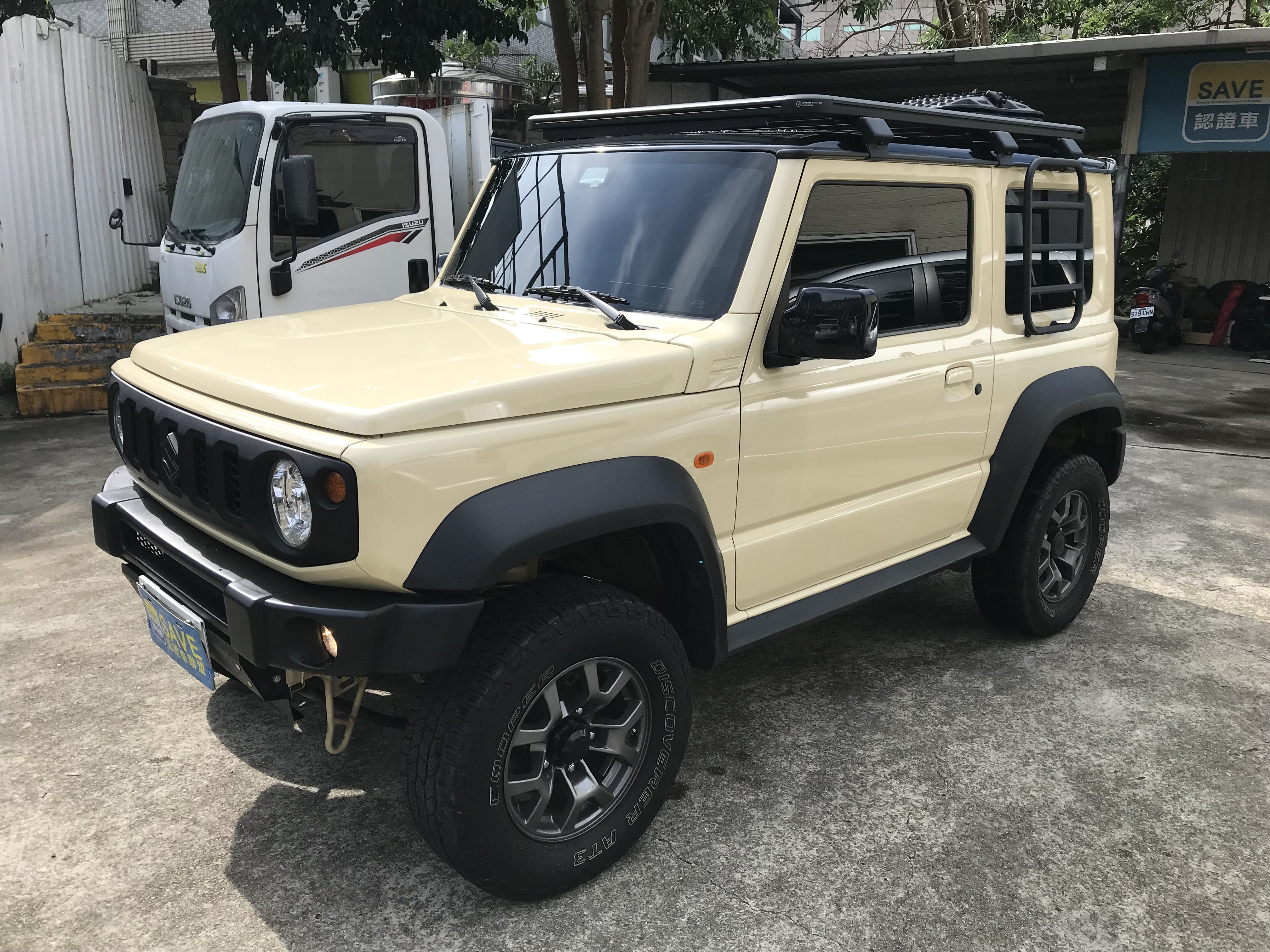 2020 Suzuki Jimny 1.5 GLX 米黑(奶茶色) 一手車 跑5萬 2吋舉升可調 平板車頂架 側樓梯 ☎服務專線 : 0９80-558-999 Used-Cars 黃文遠  第1張相片