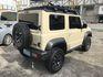 2020 Suzuki Jimny 1.5 GLX 米黑(奶茶色) 一手車 跑5萬 2吋舉升可調 平板車頂架 側樓梯 ☎服務專線 : 0９80-558-999 Used-Cars 黃文遠  第2張縮圖