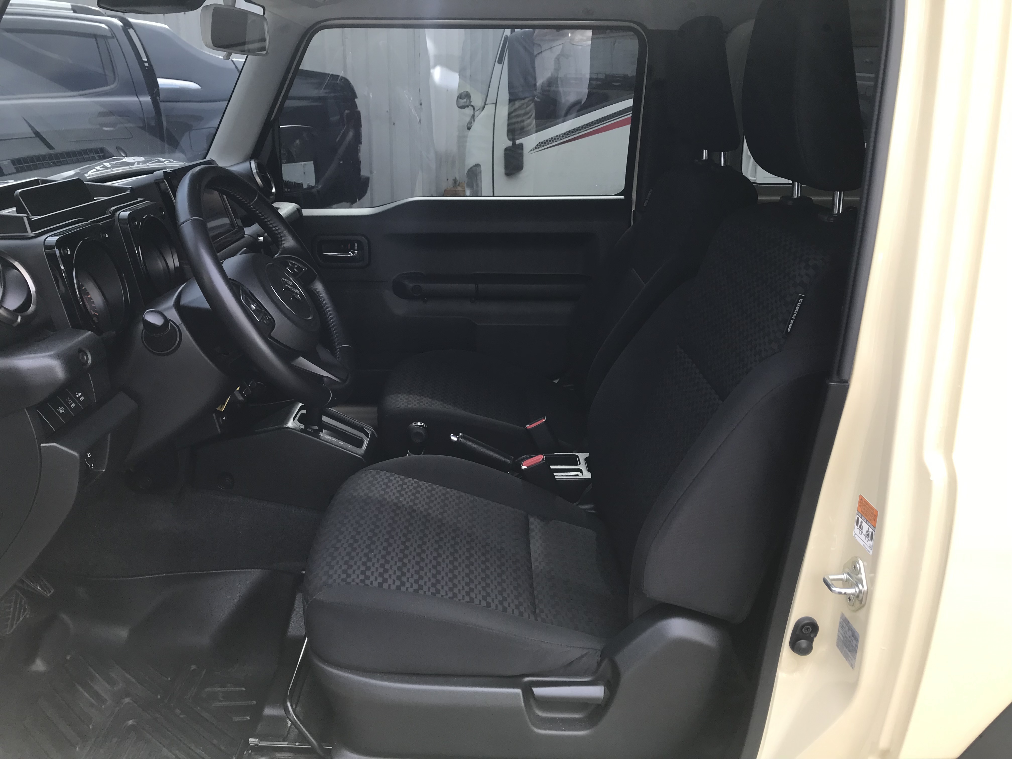 2020 Suzuki Jimny 1.5 GLX 米黑(奶茶色) 一手車 跑5萬 2吋舉升可調 平板車頂架 側樓梯 ☎服務專線 : 0９80-558-999 Used-Cars 黃文遠  第3張相片