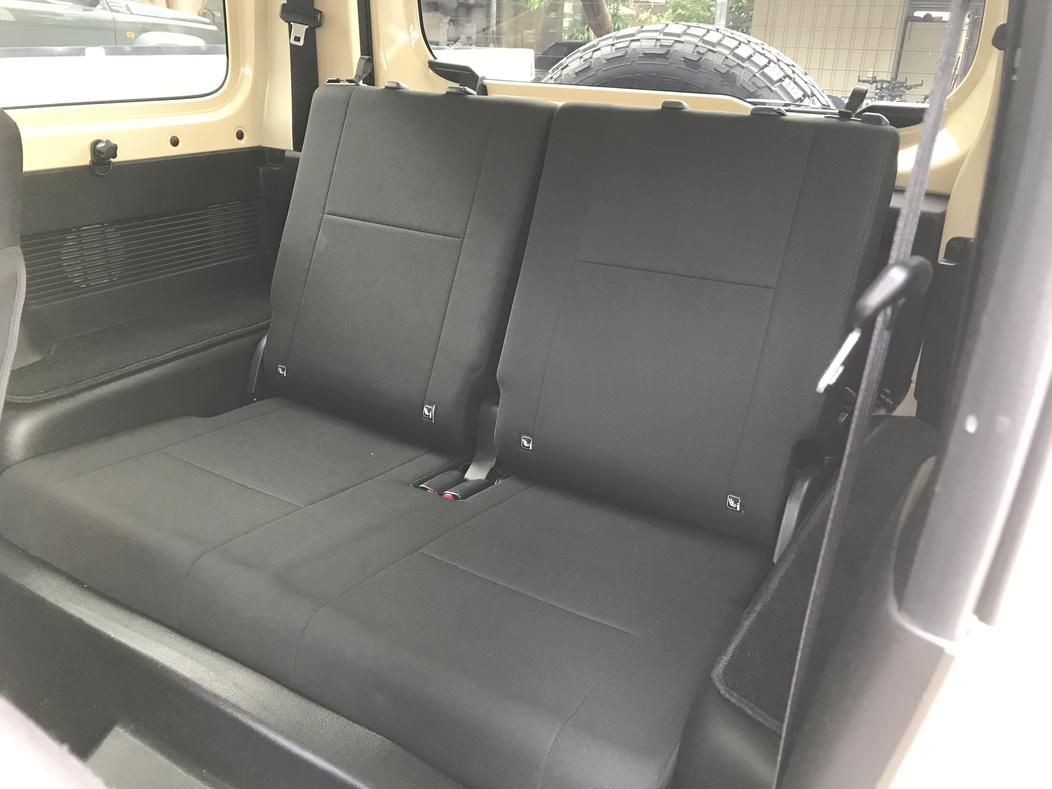 2020 Suzuki Jimny 1.5 GLX 米黑(奶茶色) 一手車 跑5萬 2吋舉升可調 平板車頂架 側樓梯 ☎服務專線 : 0９80-558-999 Used-Cars 黃文遠  第4張相片