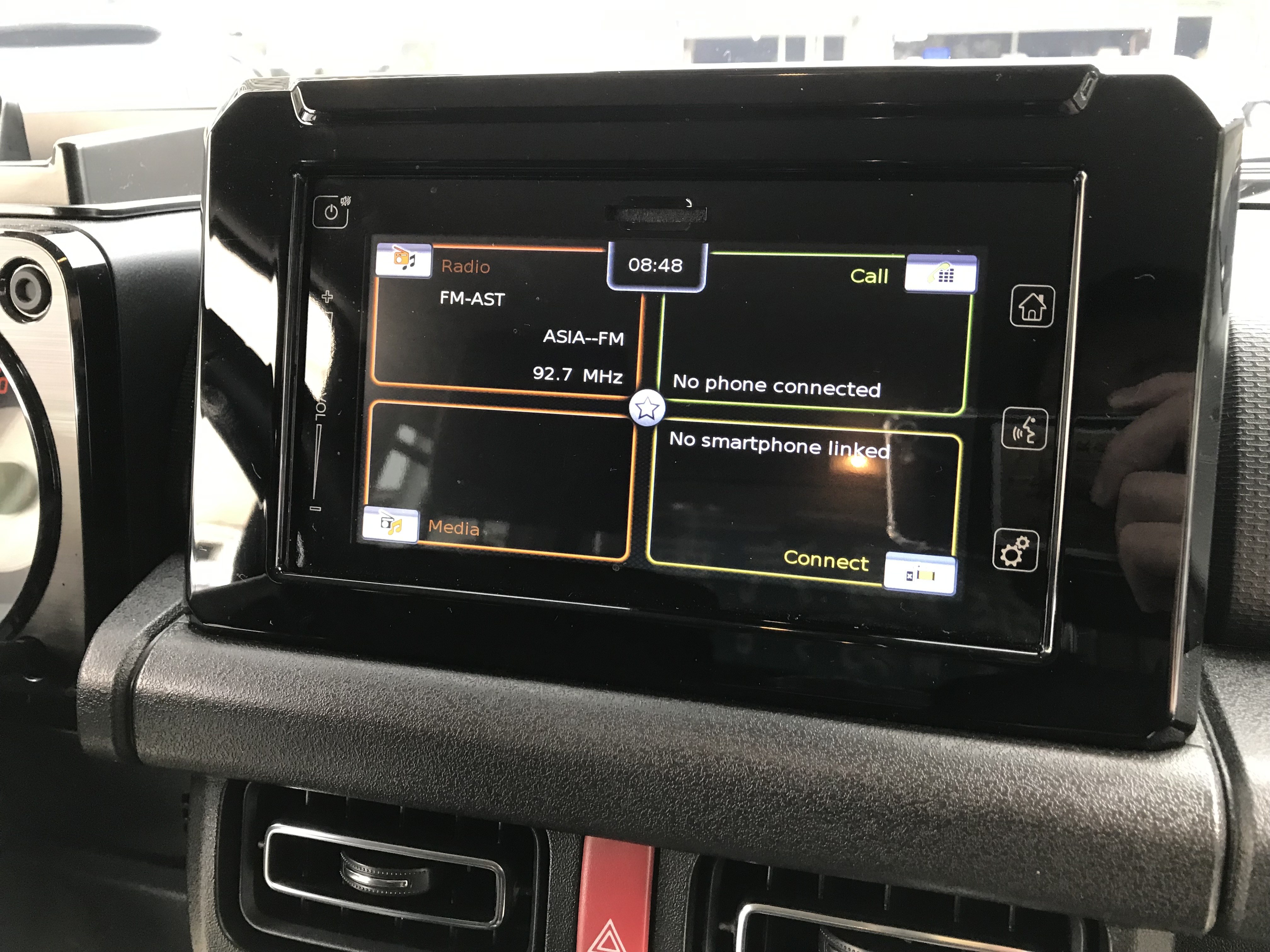 2020 Suzuki Jimny 1.5 GLX 米黑(奶茶色) 一手車 跑5萬 2吋舉升可調 平板車頂架 側樓梯 ☎服務專線 : 0９80-558-999 Used-Cars 黃文遠  第7張相片