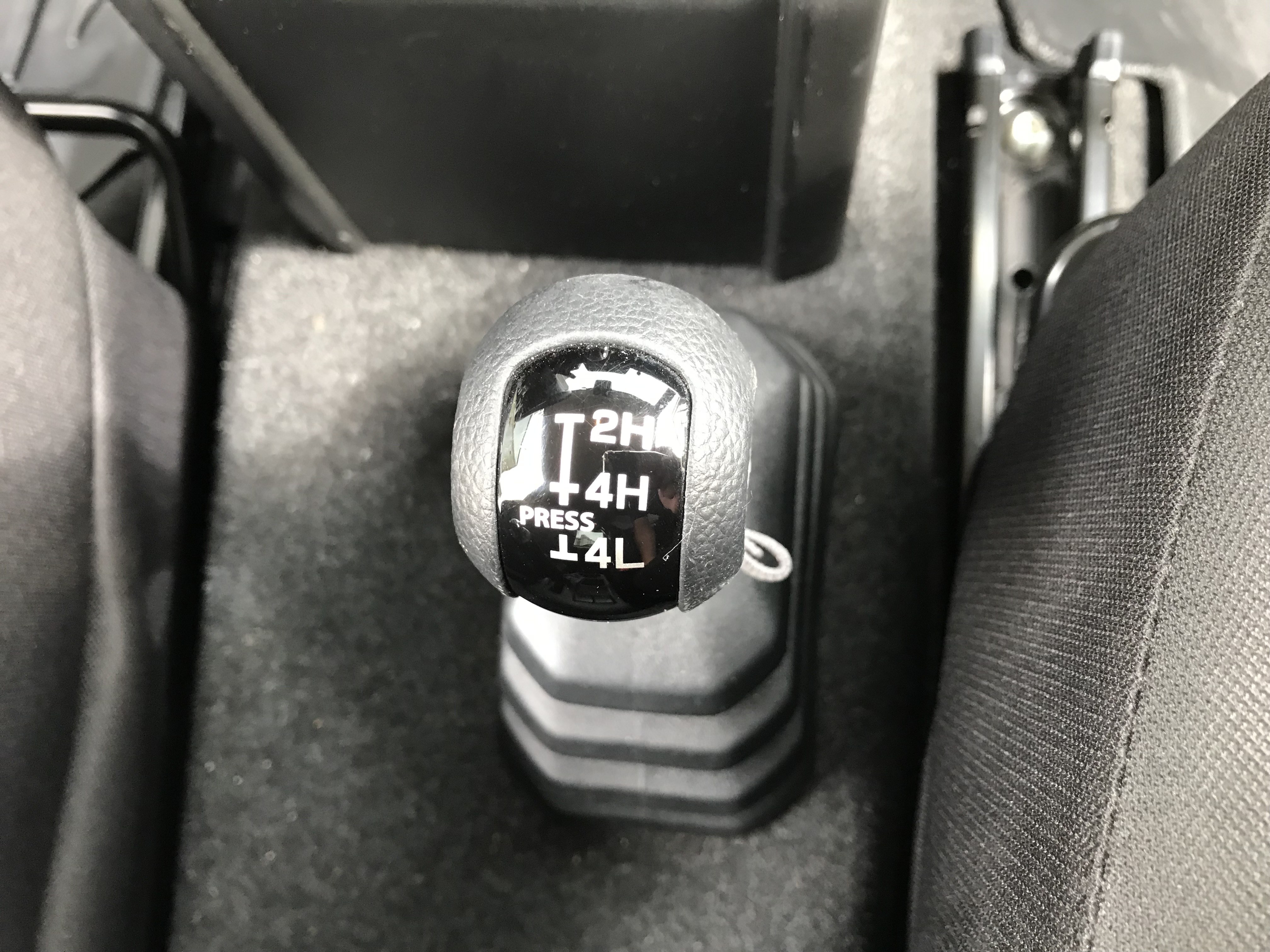 2020 Suzuki Jimny 1.5 GLX 米黑(奶茶色) 一手車 跑5萬 2吋舉升可調 平板車頂架 側樓梯 ☎服務專線 : 0９80-558-999 Used-Cars 黃文遠  第9張相片