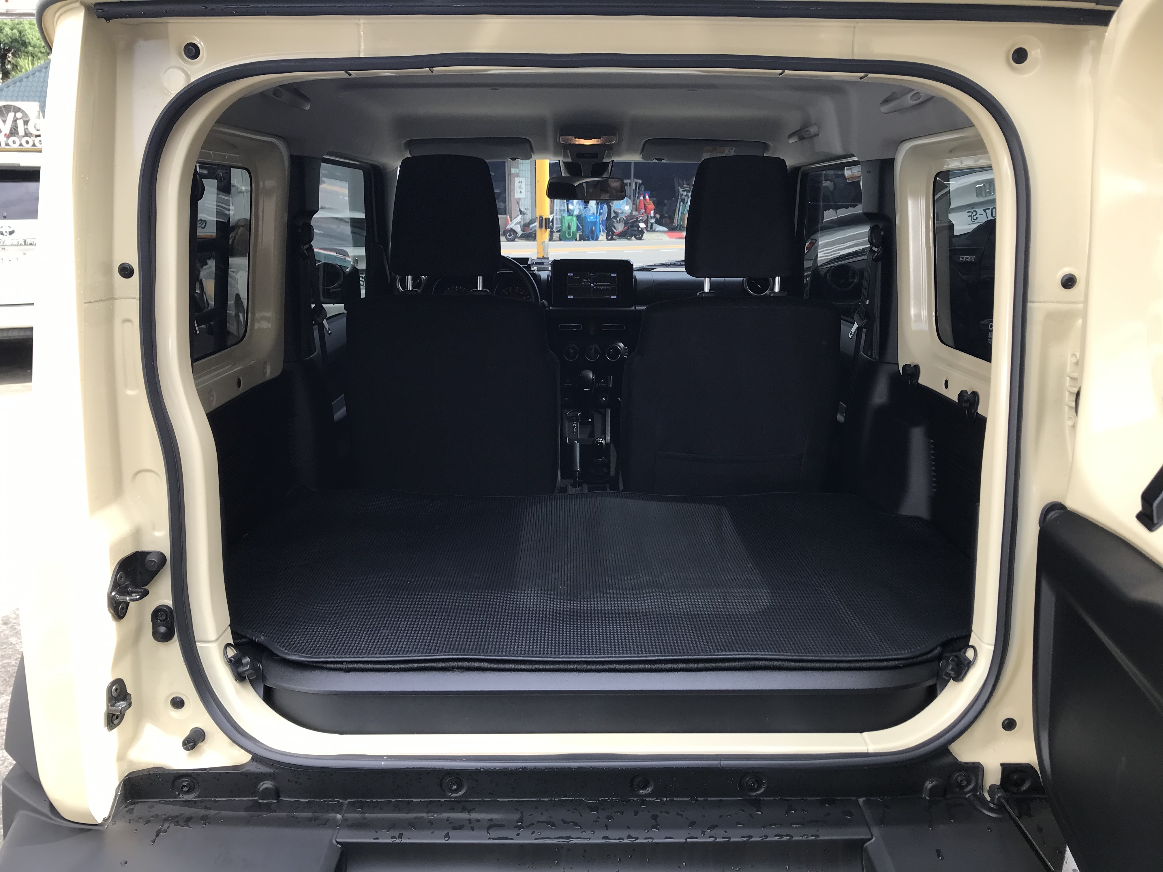 2020 Suzuki Jimny 1.5 GLX 米黑(奶茶色) 一手車 跑5萬 2吋舉升可調 平板車頂架 側樓梯 ☎服務專線 : 0９80-558-999 Used-Cars 黃文遠  第10張相片