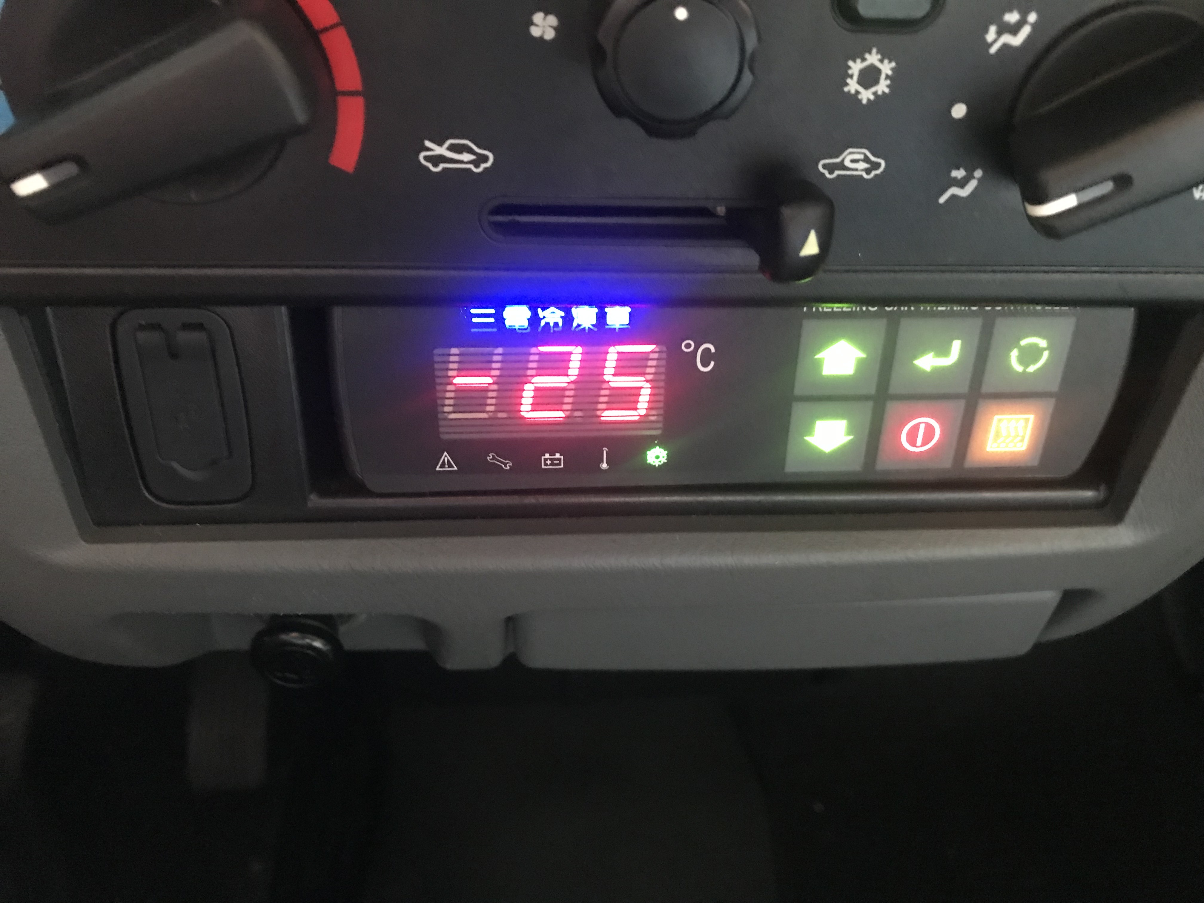 賺錢車~ 馬上開工賺錢囉~ 2016 CMC VERYCA 中華 菱利 1.3 #原鈑件 #僅跑5萬 #手排 #-25度冷凍車 ☎服務專線 : 0９80-558-999 LINE ID:Used-Cars 黃文遠  第5張相片