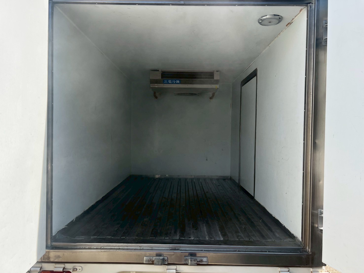 賺錢車~ 馬上開工賺錢囉~ 2016 CMC VERYCA 中華 菱利 1.3 #原鈑件 #僅跑5萬 #手排 #-25度冷凍車 ☎服務專線 : 0９80-558-999 LINE ID:Used-Cars 黃文遠  第7張相片