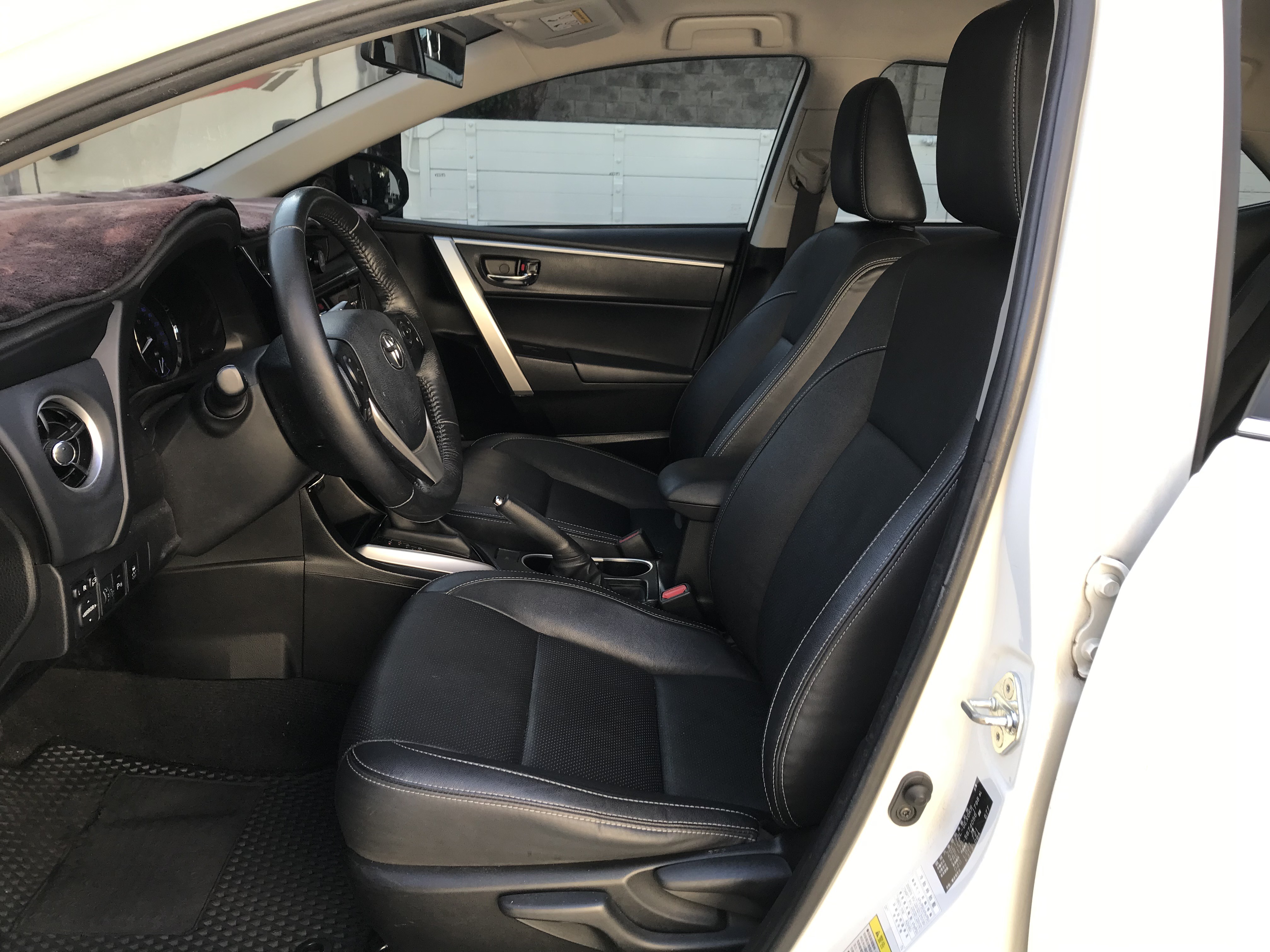 2017 Toyota Corolla Altis 1.8 頂級版 一手車 原鈑件 免鑰匙 安卓機 盲點 定速 6SRS 16吋雙色鋁圈 ☎服務專線 : 0９80-558-999 LINE ID:Used-Cars 黃文遠  第3張相片