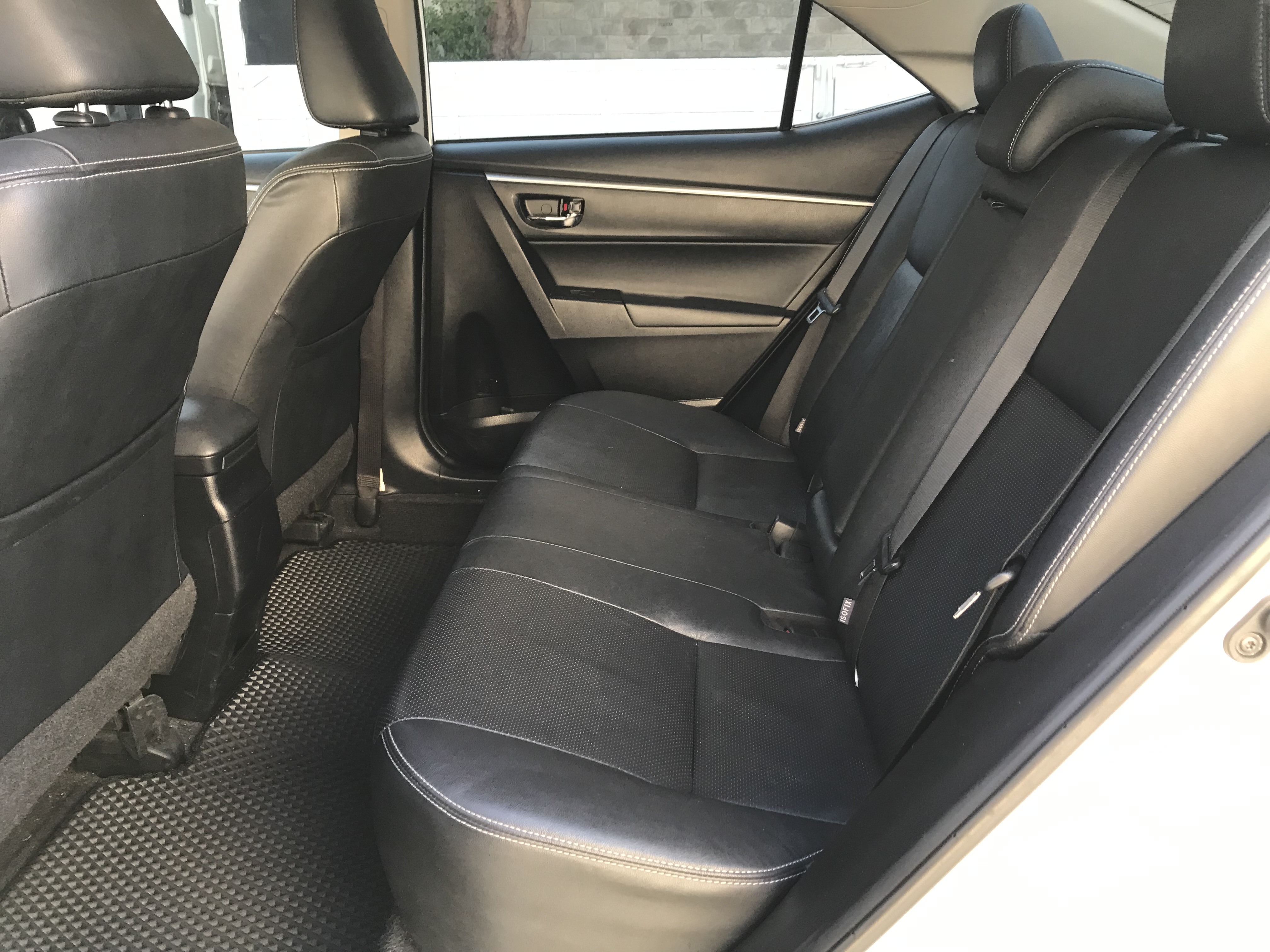 2017 Toyota Corolla Altis 1.8 頂級版 一手車 原鈑件 免鑰匙 安卓機 盲點 定速 6SRS 16吋雙色鋁圈 ☎服務專線 : 0９80-558-999 LINE ID:Used-Cars 黃文遠  第4張相片