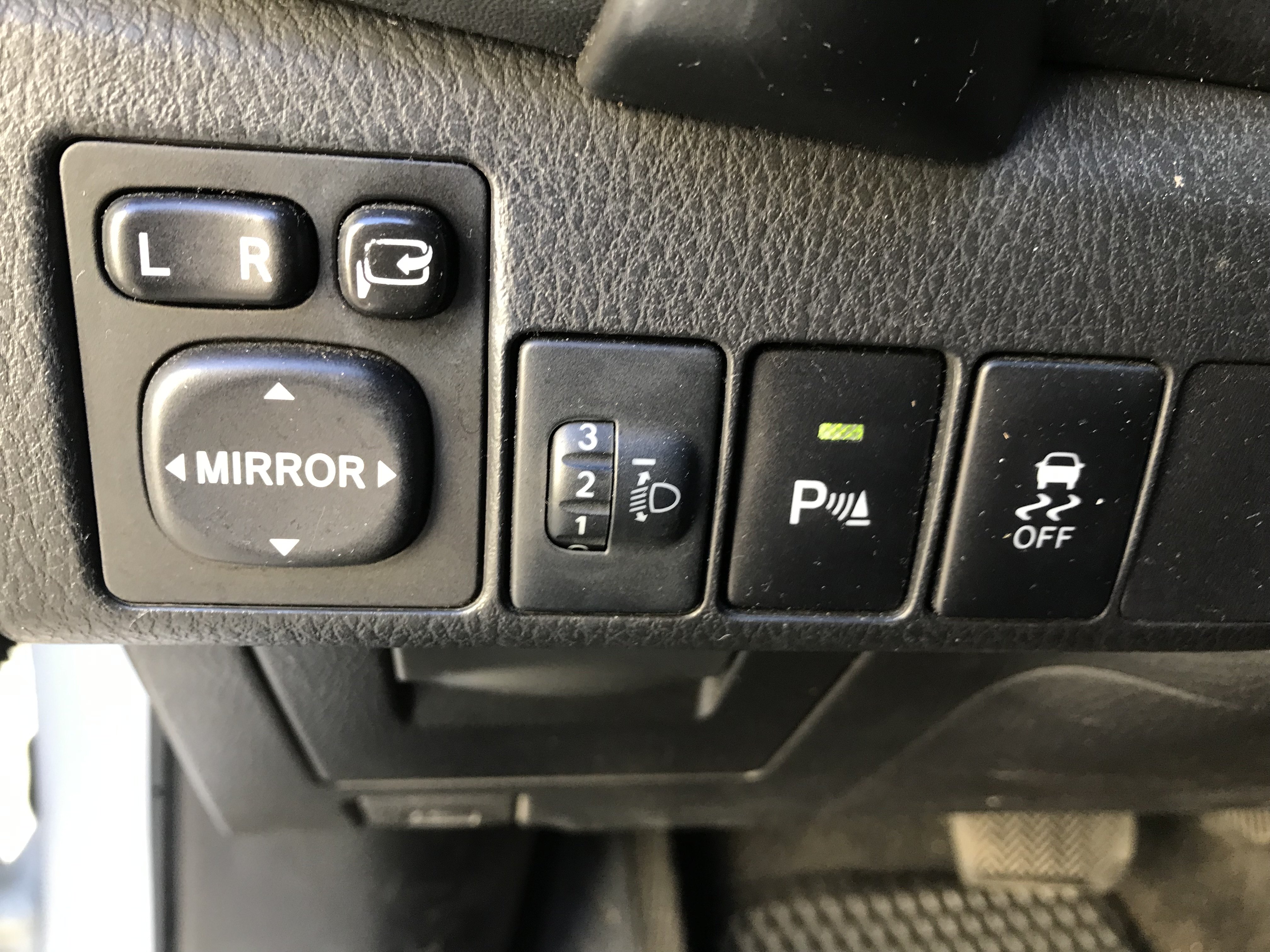 2017 Toyota Corolla Altis 1.8 頂級版 一手車 原鈑件 免鑰匙 安卓機 盲點 定速 6SRS 16吋雙色鋁圈 ☎服務專線 : 0９80-558-999 LINE ID:Used-Cars 黃文遠  第6張相片