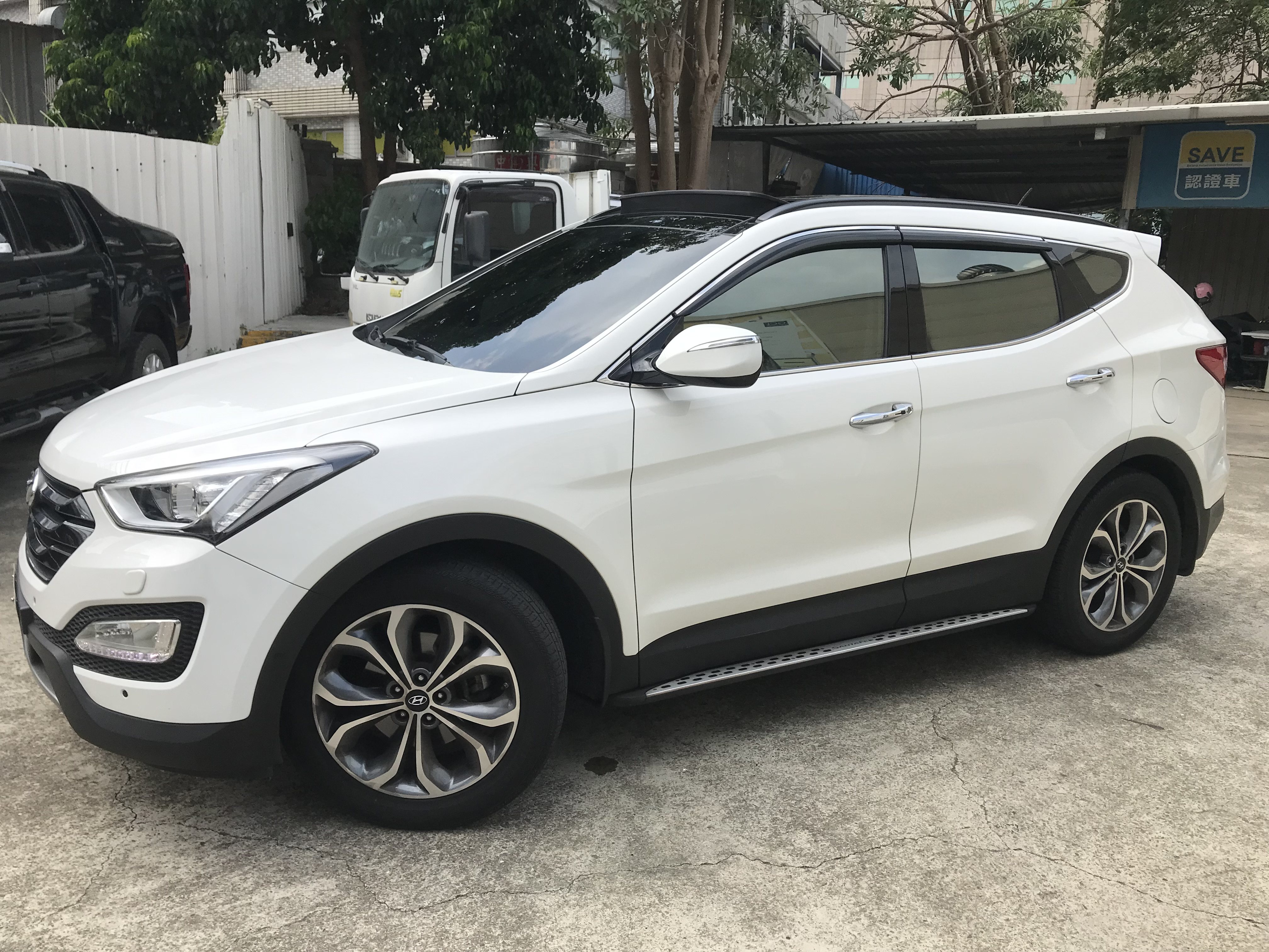 2014 Hyundai 現代 Santa Fe 山土匪 2.2 僅跑6萬 一手車 原鈑件 頂級版 4WD 7人座 全景天窗 ☎服務專線 : 0９80-558-999 LINE ID:Used-Cars 黃文遠  第1張相片
