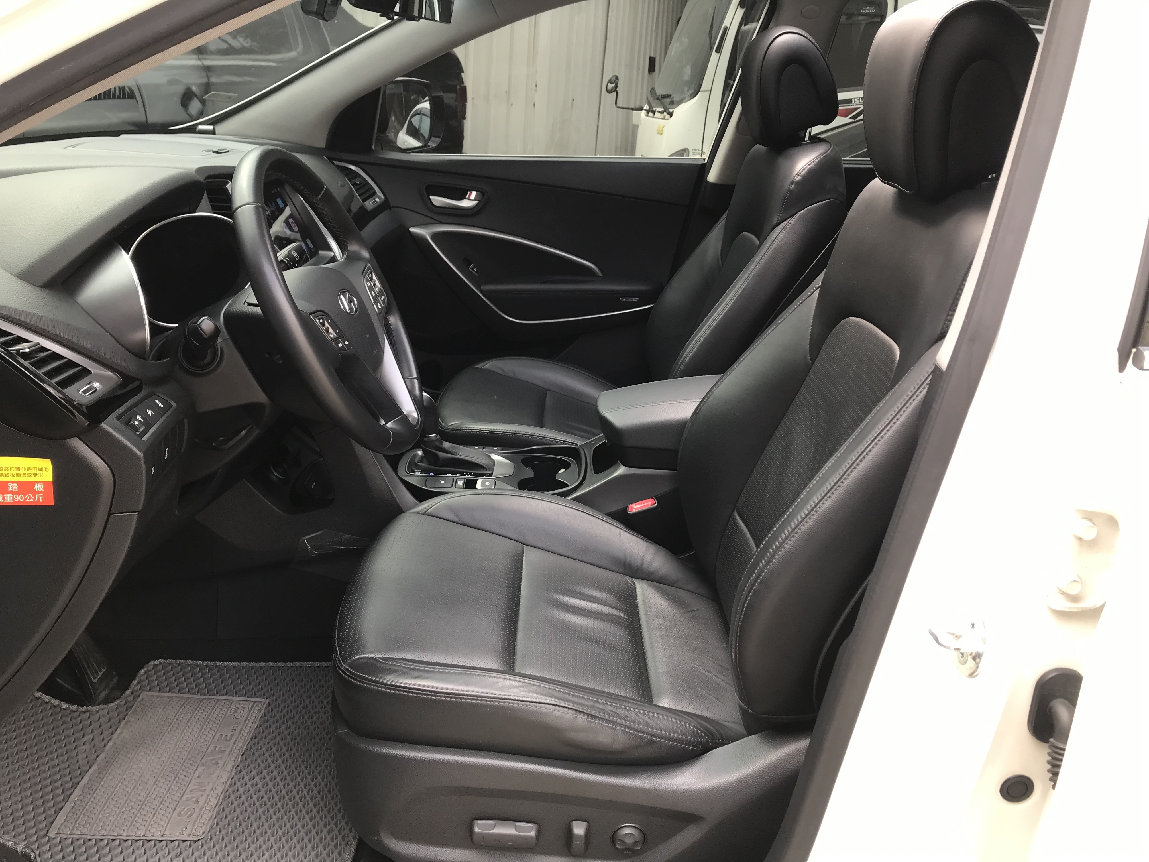 2014 Hyundai 現代 Santa Fe 山土匪 2.2 僅跑6萬 一手車 原鈑件 頂級版 4WD 7人座 全景天窗 ☎服務專線 : 0９80-558-999 LINE ID:Used-Cars 黃文遠  第3張相片