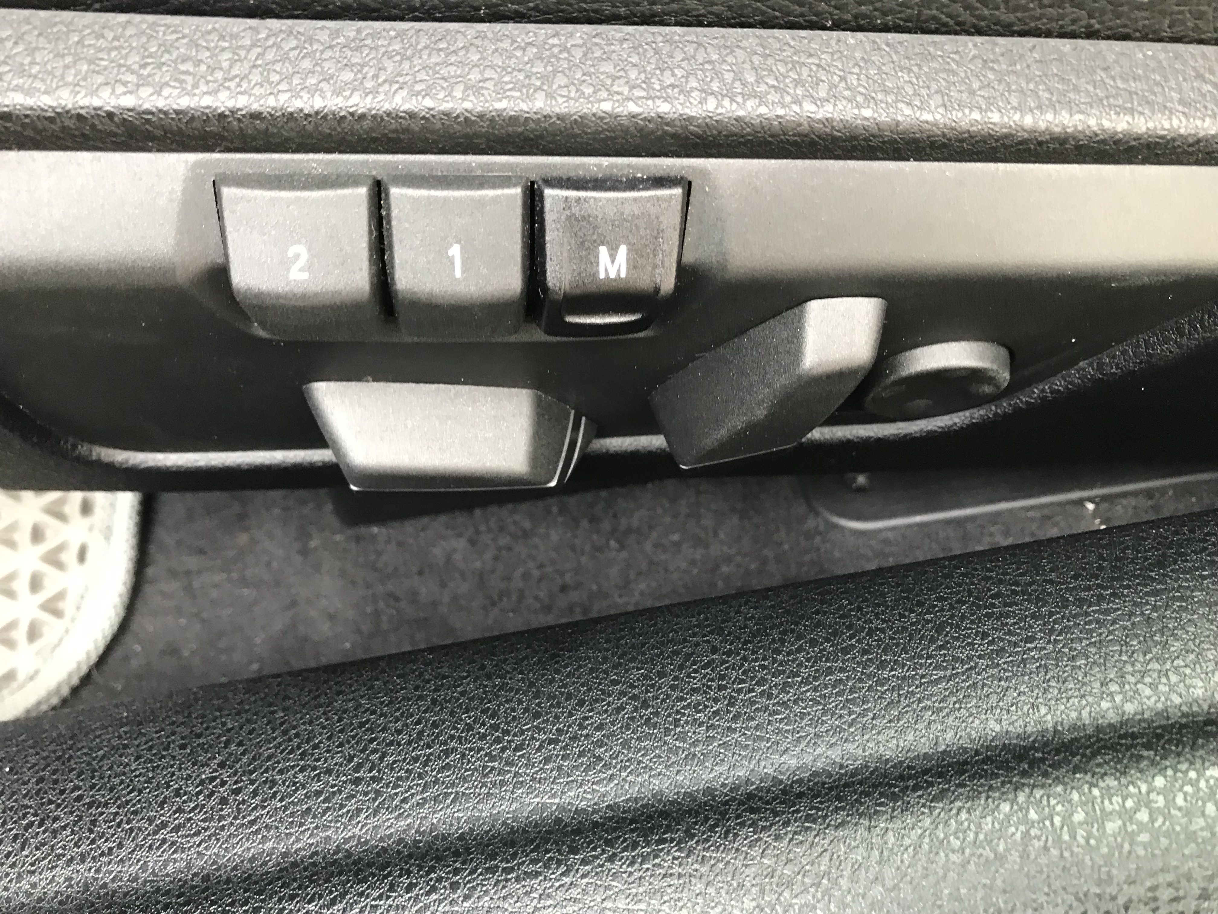 2013 BMW 6-Series Gran Coupe 640i F06 #一手車 #跑9萬 #原鈑件 #總代理 #老董座車 #車庫車 #無惡操 #馬力320hp #扭力45.9kgm #0加速至100km/h僅需5.4秒 ☎服務專線 :  第7張相片