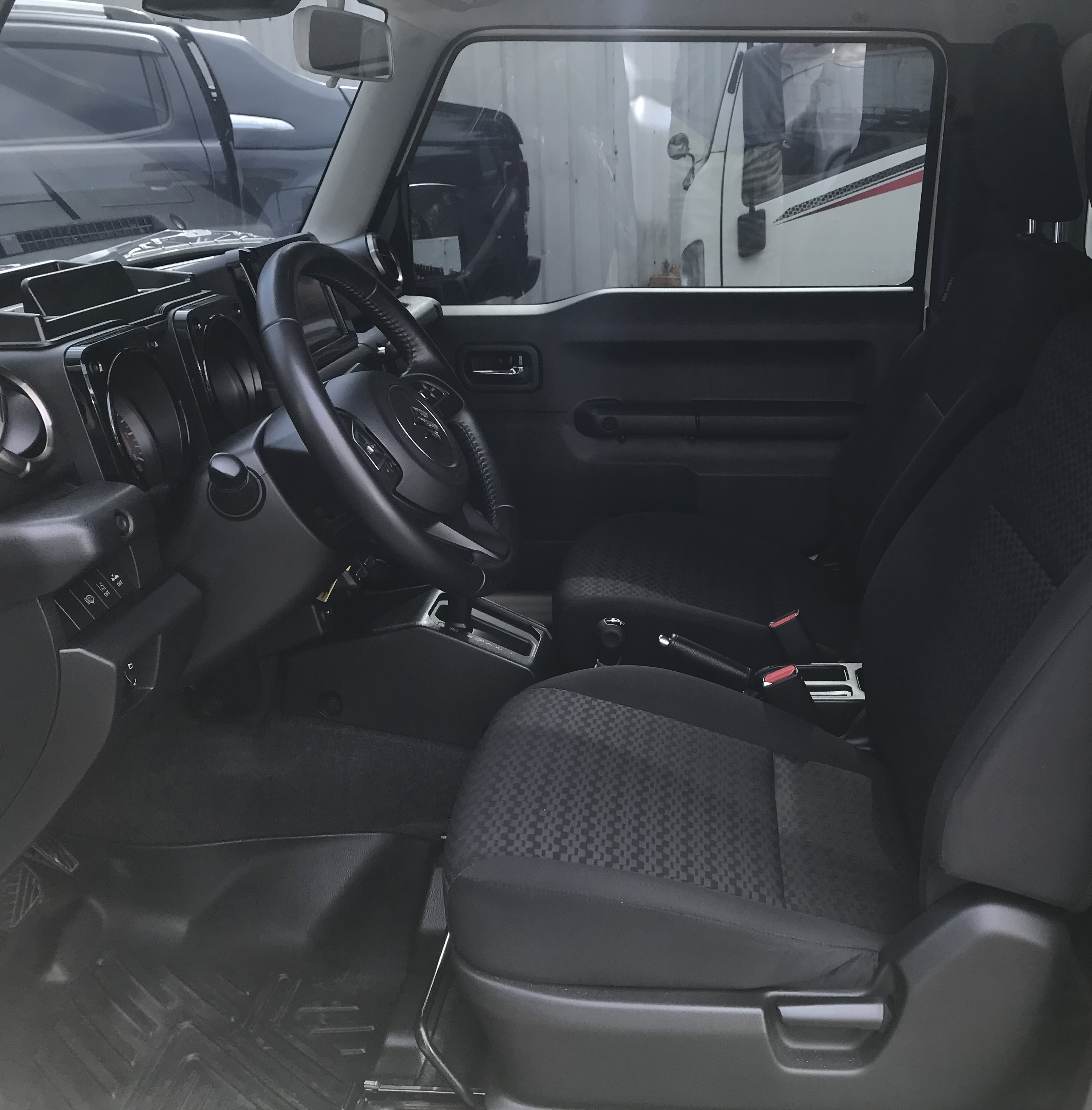 新吉米 2020 Suzuki Jimny 1.5 GLX 軍綠 #原鈑件 #越野輪框 #KO2 AT輪胎 #無越野 #無寮K #底盤無傷無鏽 ☎服務專線 : 0９80-558-999 LINE ID:Used-Cars 黃文遠  第5張相片