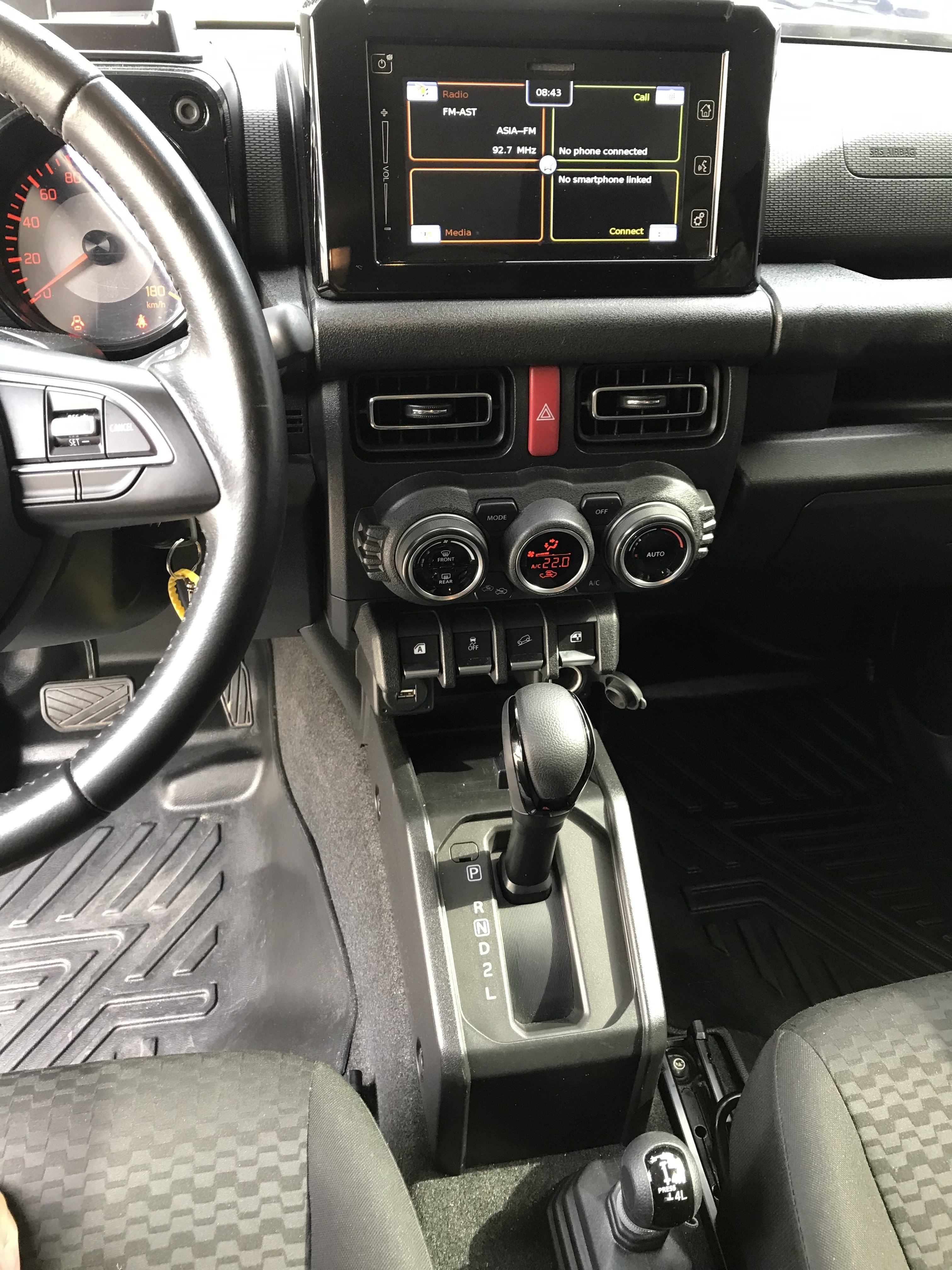 新吉米 2020 Suzuki Jimny 1.5 GLX 軍綠 #原鈑件 #越野輪框 #KO2 AT輪胎 #無越野 #無寮K #底盤無傷無鏽 ☎服務專線 : 0９80-558-999 LINE ID:Used-Cars 黃文遠  第6張相片