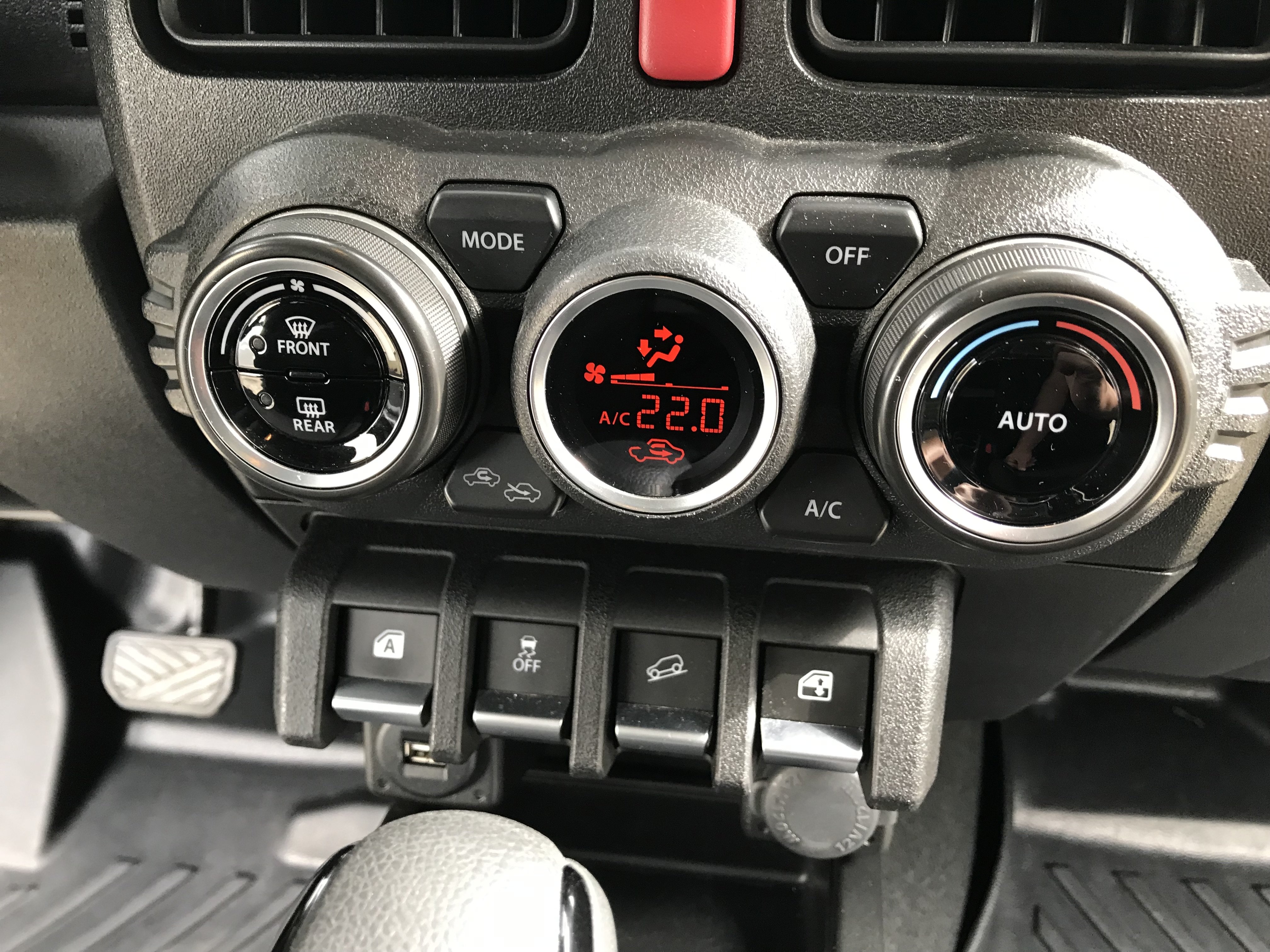 新吉米 2020 Suzuki Jimny 1.5 GLX 軍綠 #原鈑件 #越野輪框 #KO2 AT輪胎 #無越野 #無寮K #底盤無傷無鏽 ☎服務專線 : 0９80-558-999 LINE ID:Used-Cars 黃文遠  第9張相片