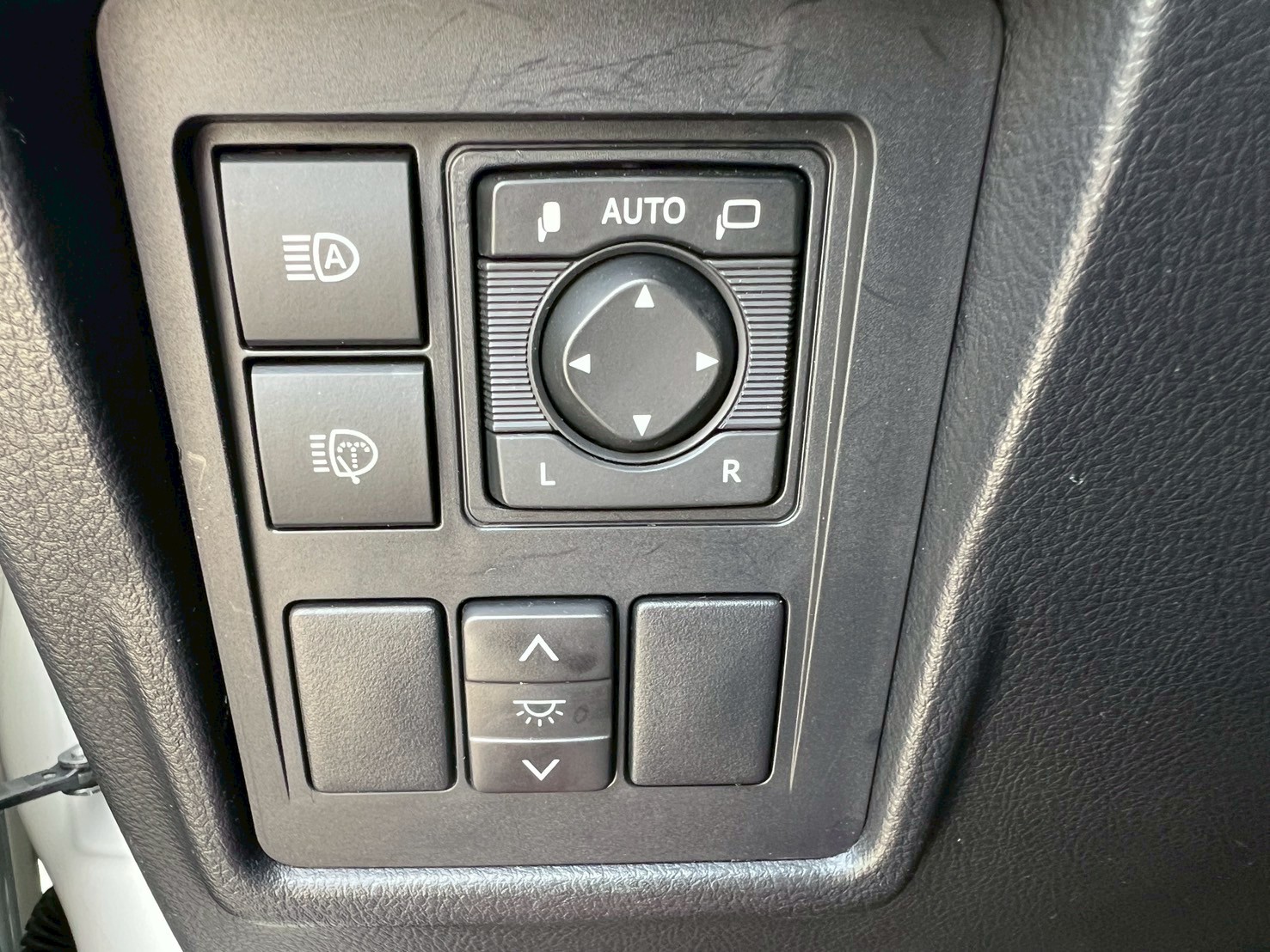 越野硬漢 2019 Toyota Land Cruiser Prado 普拉多 小改款 一手車 原鈑件 七人座 ☎服務專線 : 0９80-558-999 LINE ID:Used-Cars 黃文遠  第6張相片