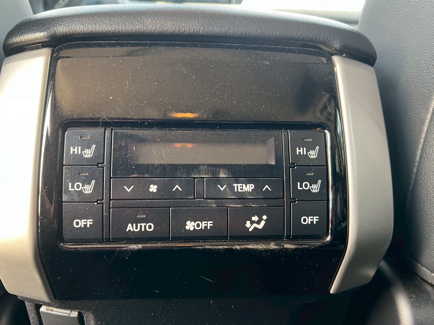 越野硬漢 2019 Toyota Land Cruiser Prado 普拉多 小改款 一手車 原鈑件 七人座 ☎服務專線 : 0９80-558-999 LINE ID:Used-Cars 黃文遠  第8張相片