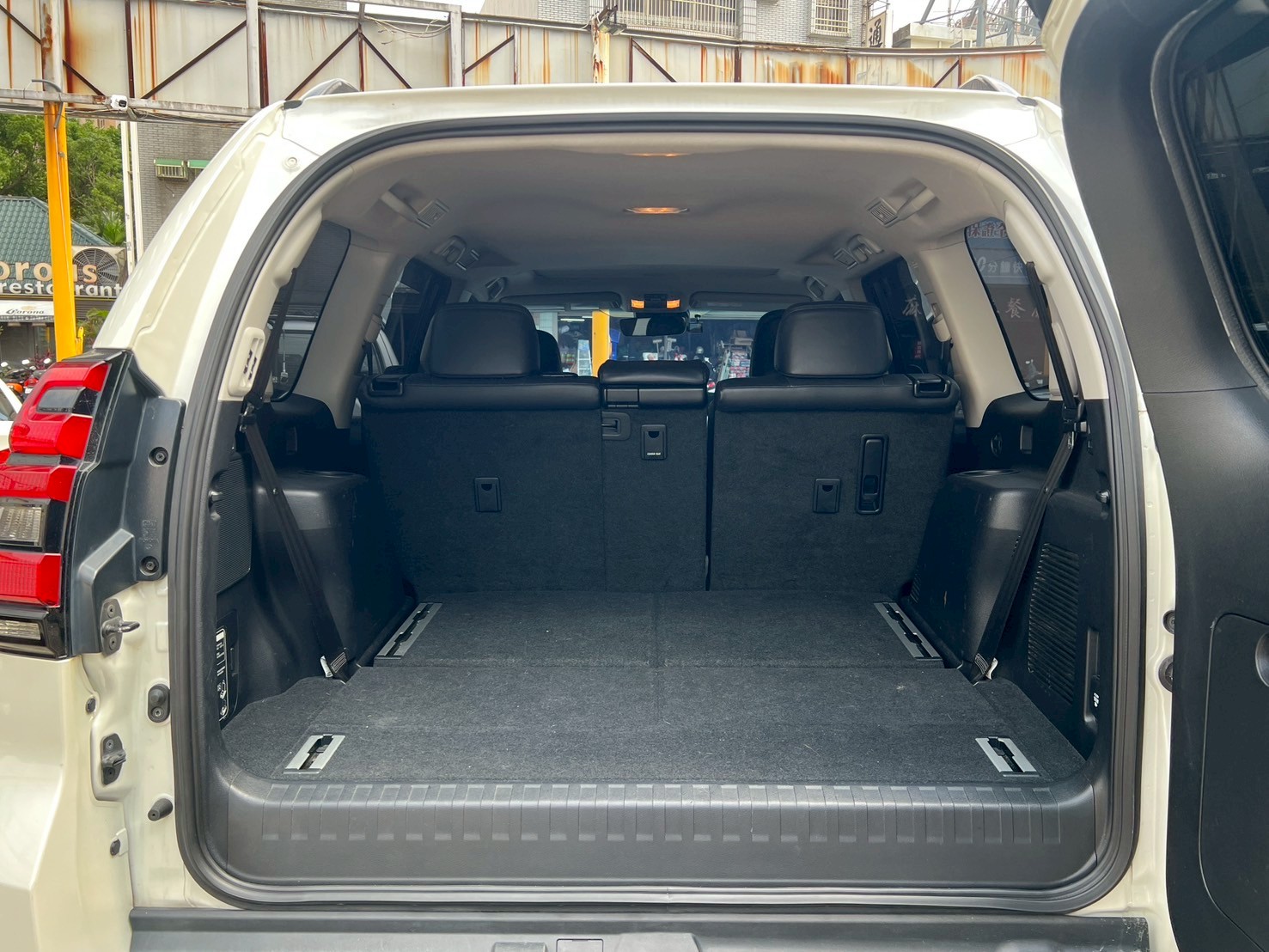 越野硬漢 2019 Toyota Land Cruiser Prado 普拉多 小改款 一手車 原鈑件 七人座 ☎服務專線 : 0９80-558-999 LINE ID:Used-Cars 黃文遠  第11張相片