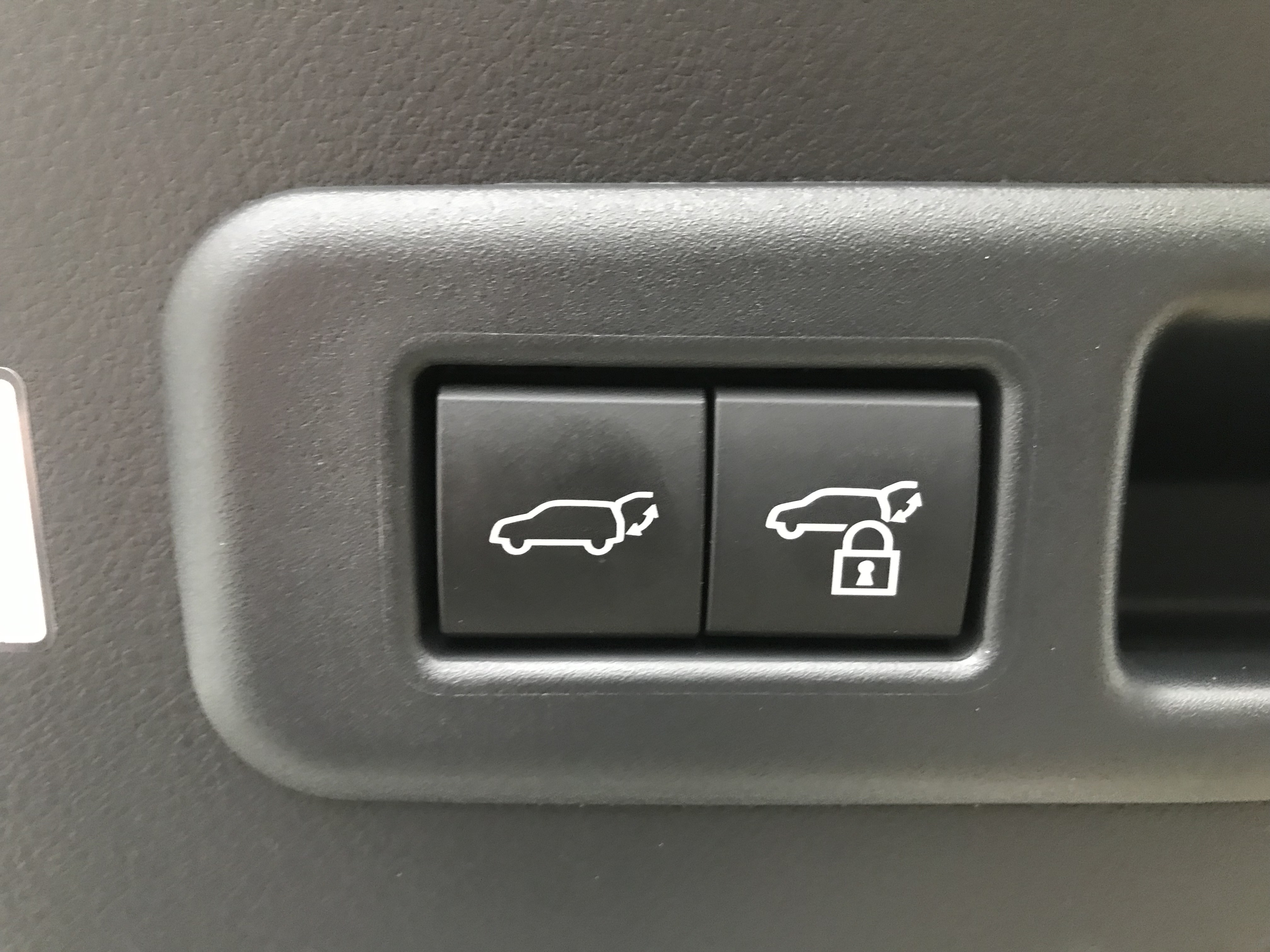 2024 Lexus 凌志 LBX Cool 豪華小型休旅車 #一手女用 #車庫車 #原鈑件 #原廠保固中 ☎服務專線 : 0９80-558-999 LINE ID:Used-Cars 黃文遠  第10張相片