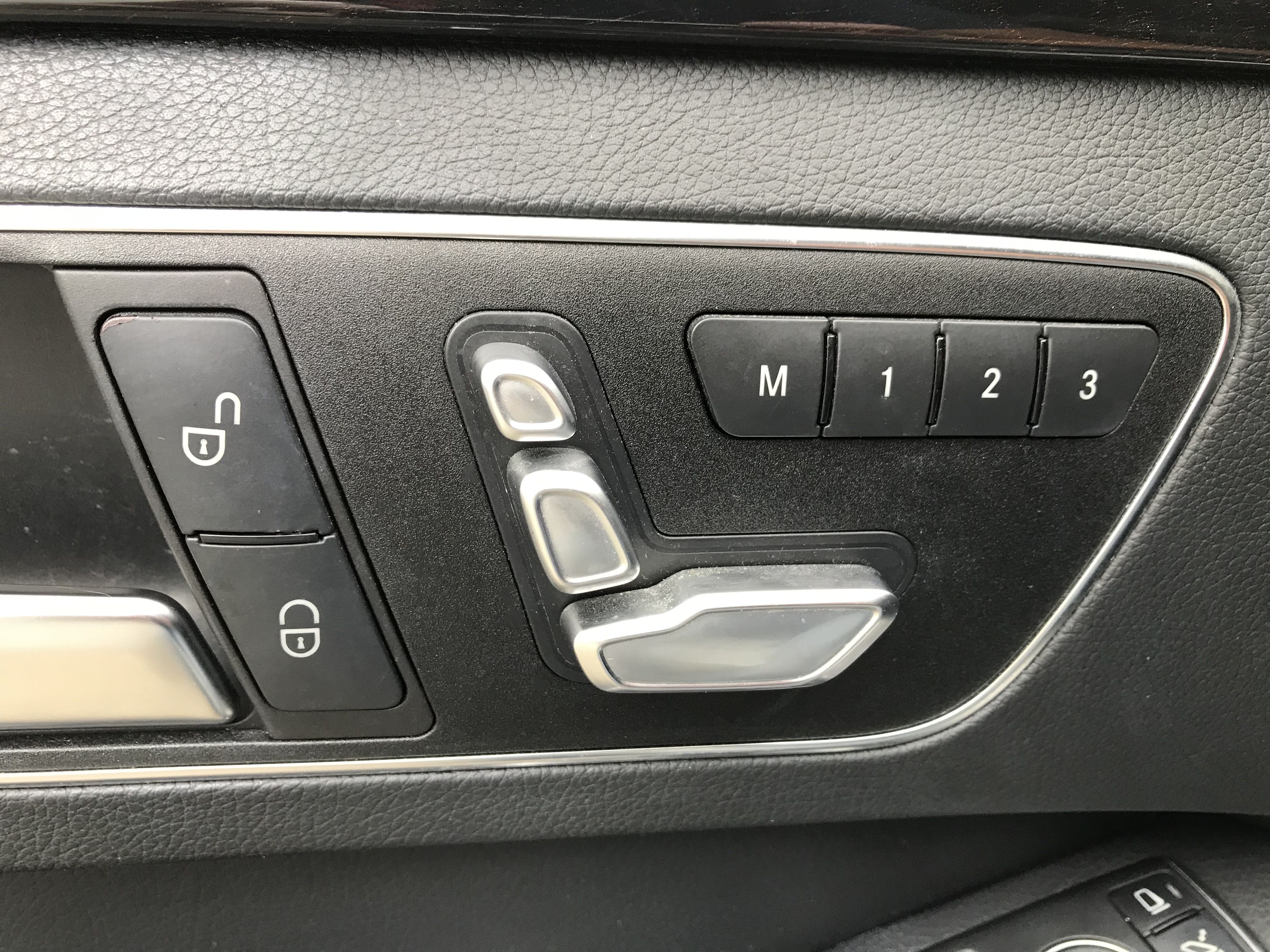 小改款 2015 M-Benz E-Class Sedan E200 Avantgarde 總代理一手車 原鈑件車庫車 ☎ : 0９80-558-999 LINE ID:Used-Cars 黃文遠  第11張相片