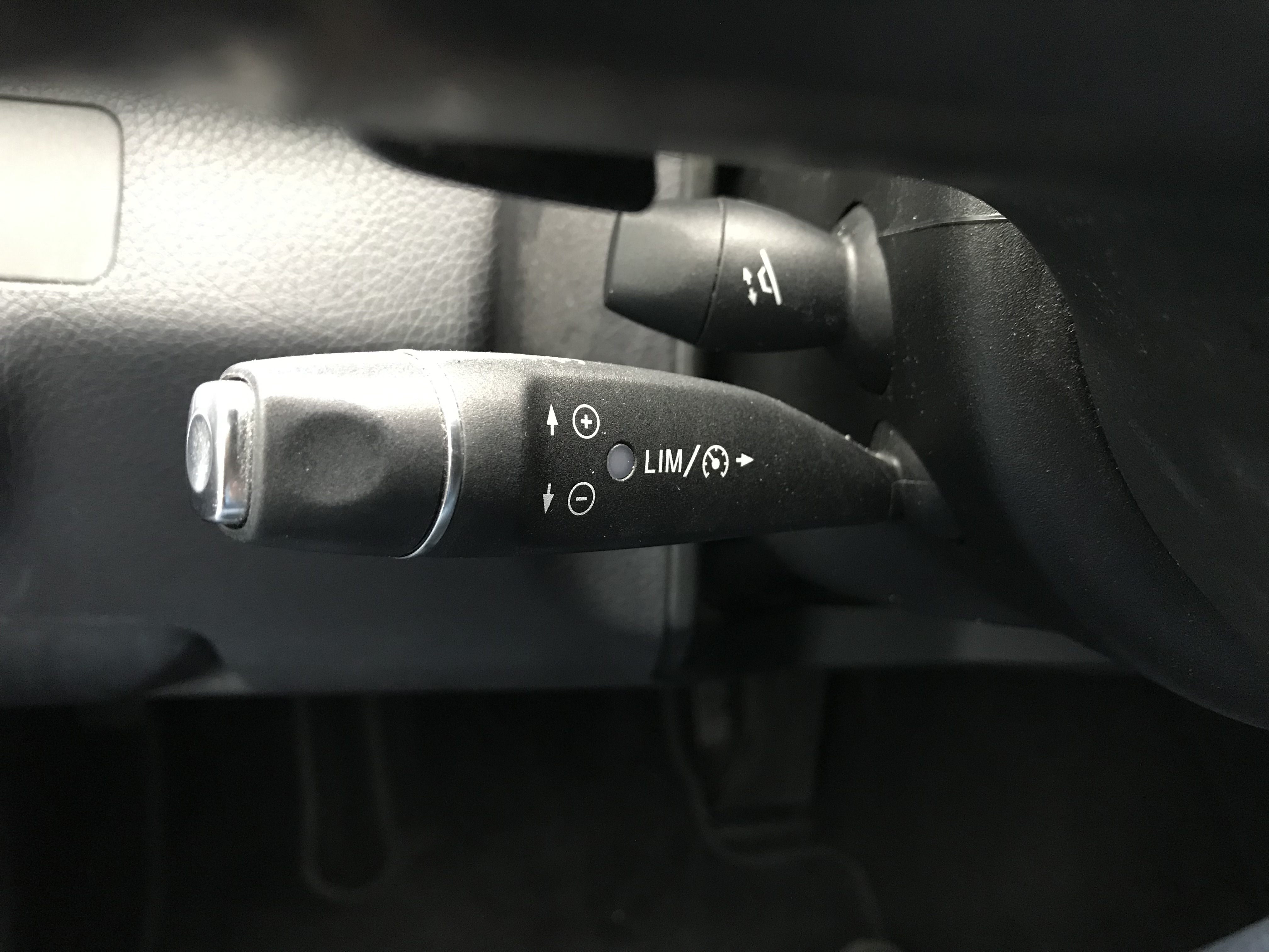 小改款 2015 M-Benz E-Class Sedan E200 Avantgarde 總代理一手車 原鈑件車庫車 ☎ : 0９80-558-999 LINE ID:Used-Cars 黃文遠  第12張相片