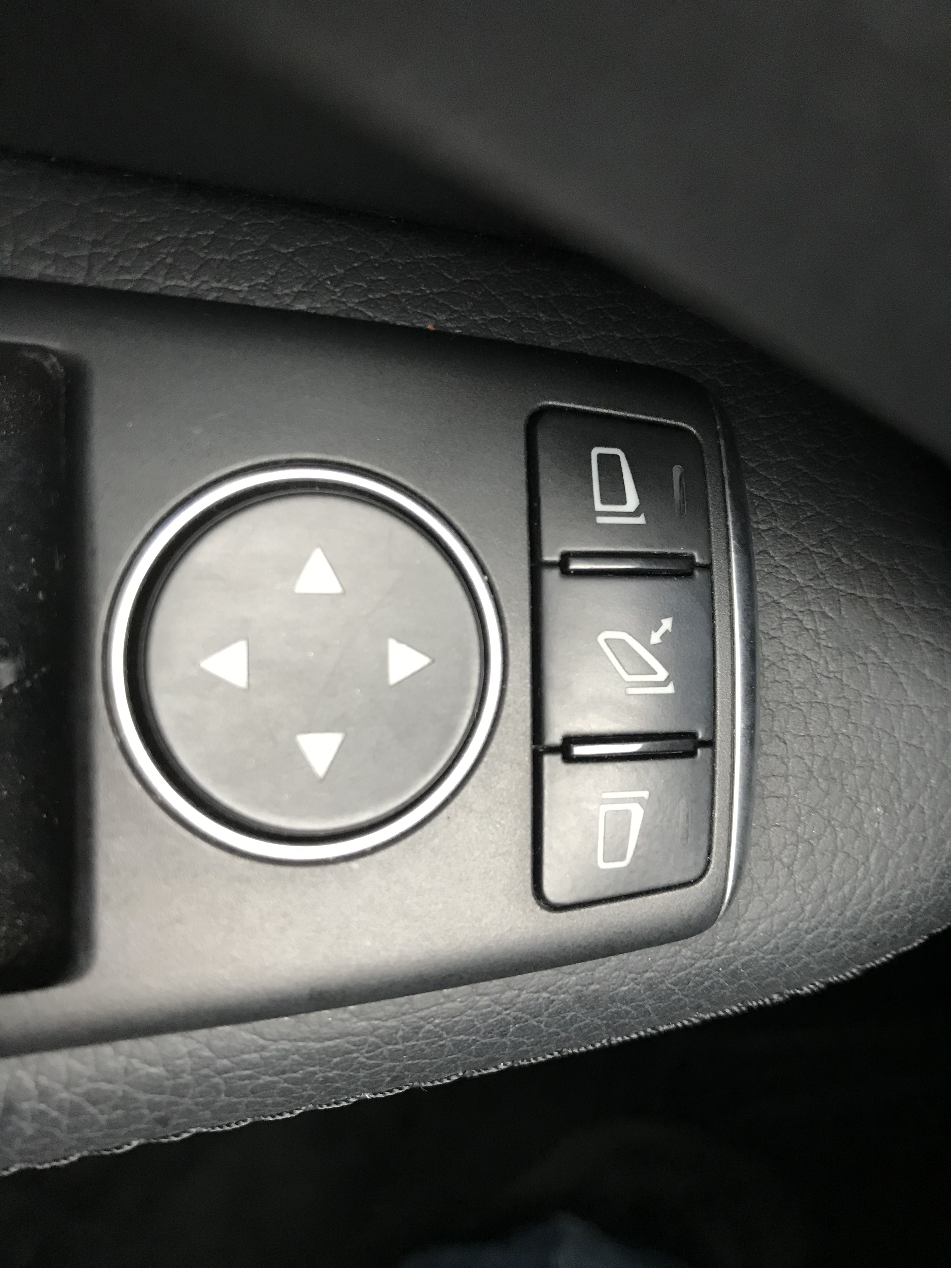 小改款 2015 M-Benz E-Class Sedan E200 Avantgarde 總代理一手車 原鈑件車庫車 ☎ : 0９80-558-999 LINE ID:Used-Cars 黃文遠  第13張相片