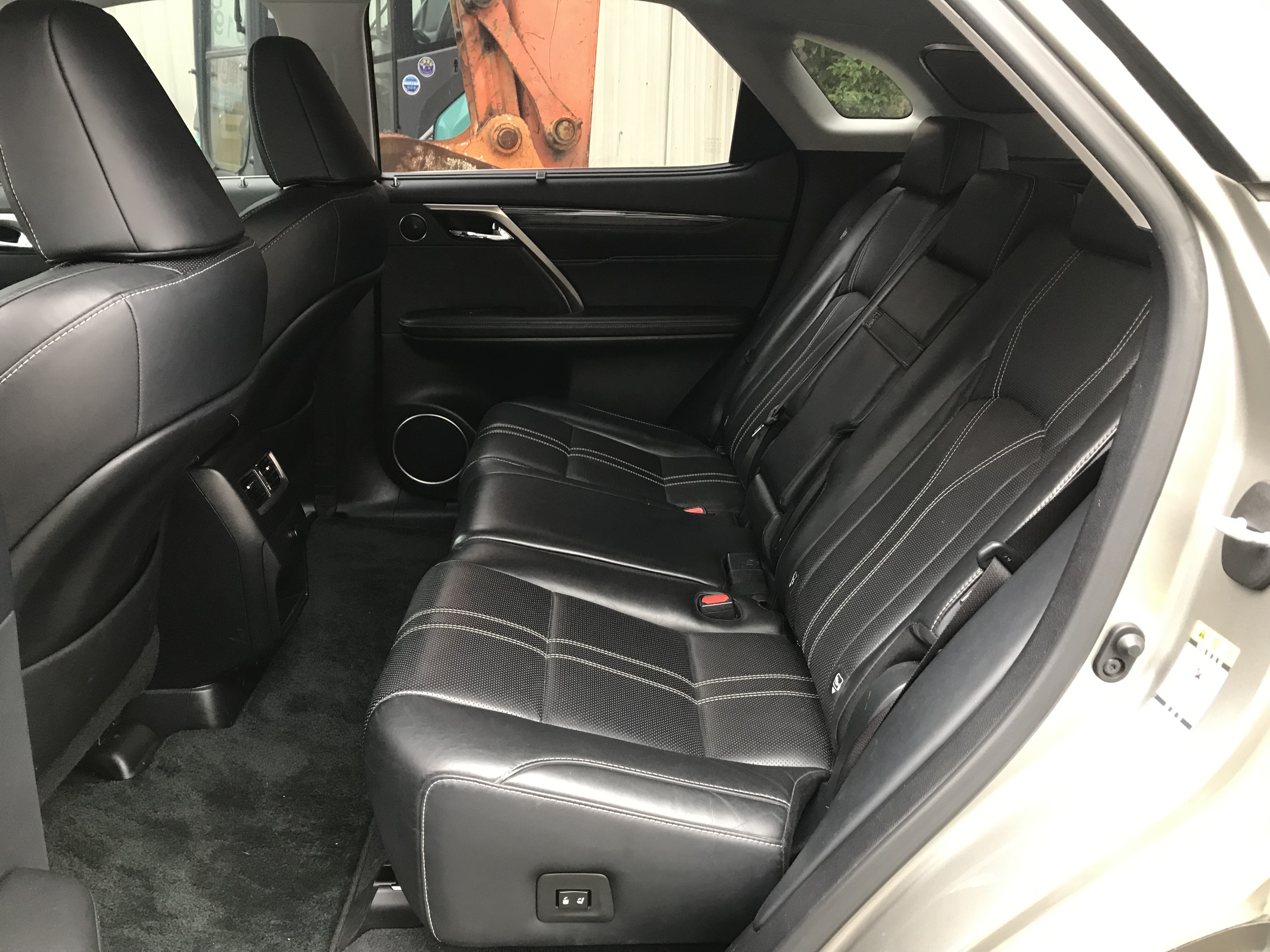 極致運動跑旅 2019 Lexus 凌志 RX300 旗艦版 #一手車 #全程原廠保養 #車庫車 ☎服務專線 : 0９80-558-999 LINE ID:Used-Cars 黃文遠  第4張相片