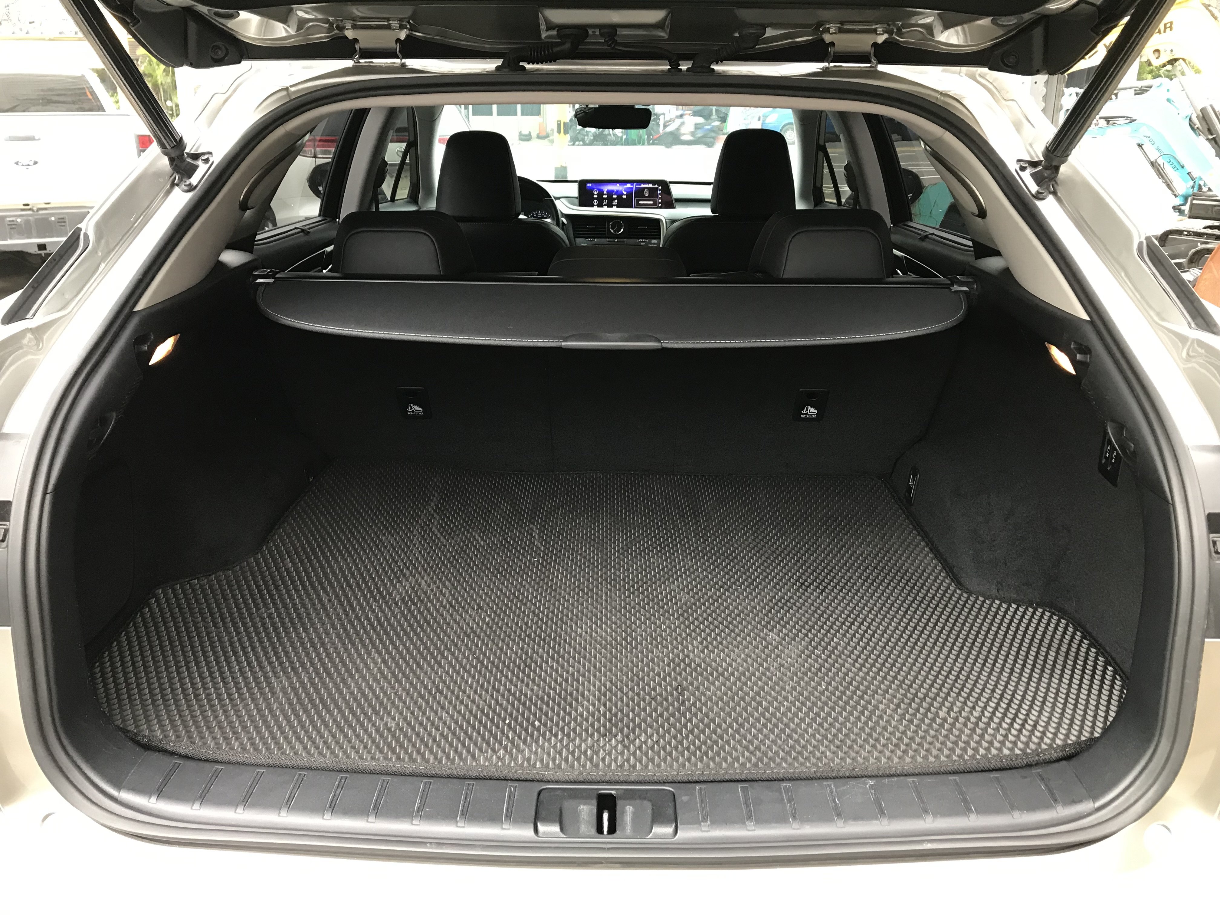 極致運動跑旅 2019 Lexus 凌志 RX300 旗艦版 #一手車 #全程原廠保養 #車庫車 ☎服務專線 : 0９80-558-999 LINE ID:Used-Cars 黃文遠  第5張相片