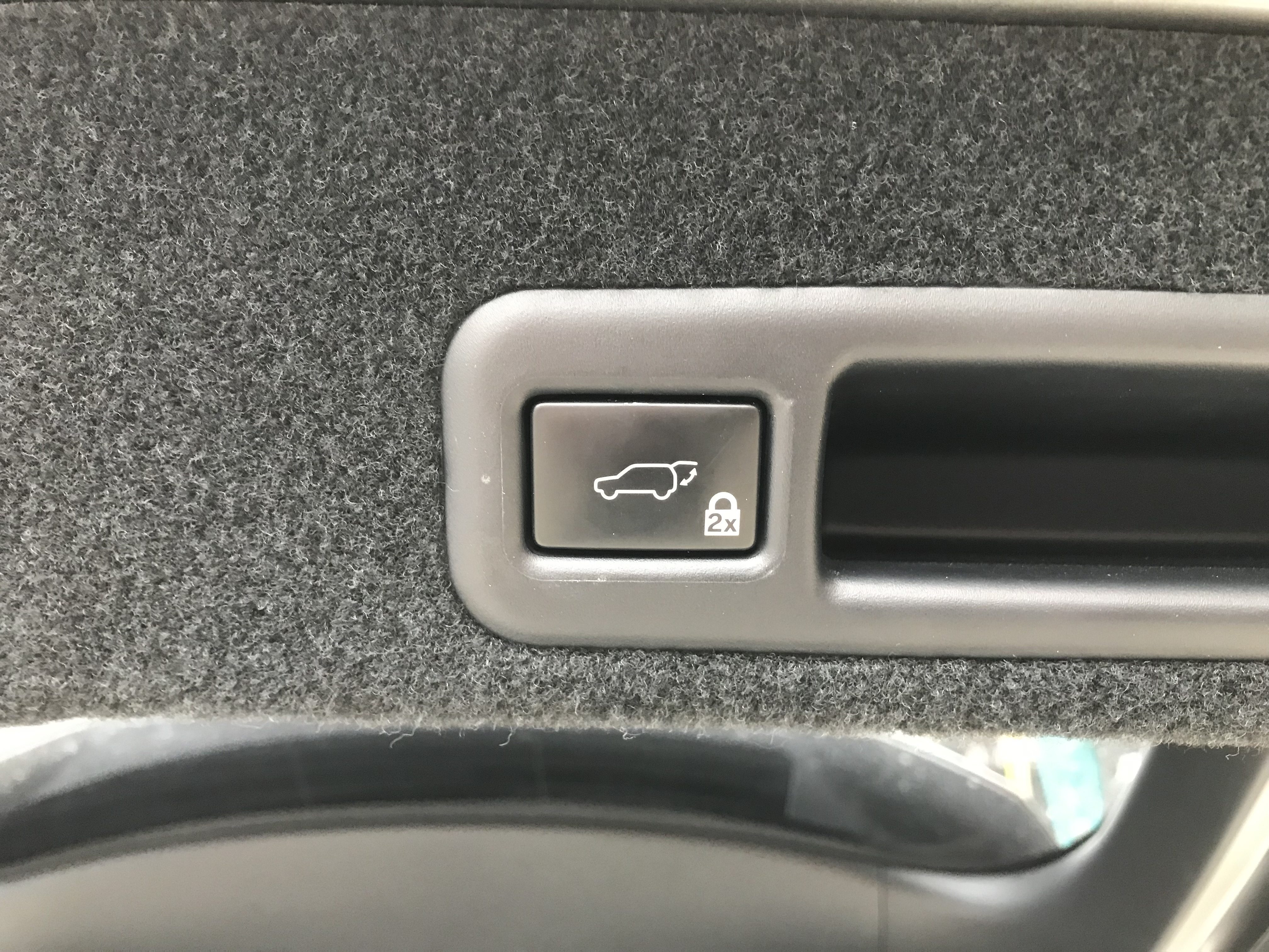 極致運動跑旅 2019 Lexus 凌志 RX300 旗艦版 #一手車 #全程原廠保養 #車庫車 ☎服務專線 : 0９80-558-999 LINE ID:Used-Cars 黃文遠  第13張相片