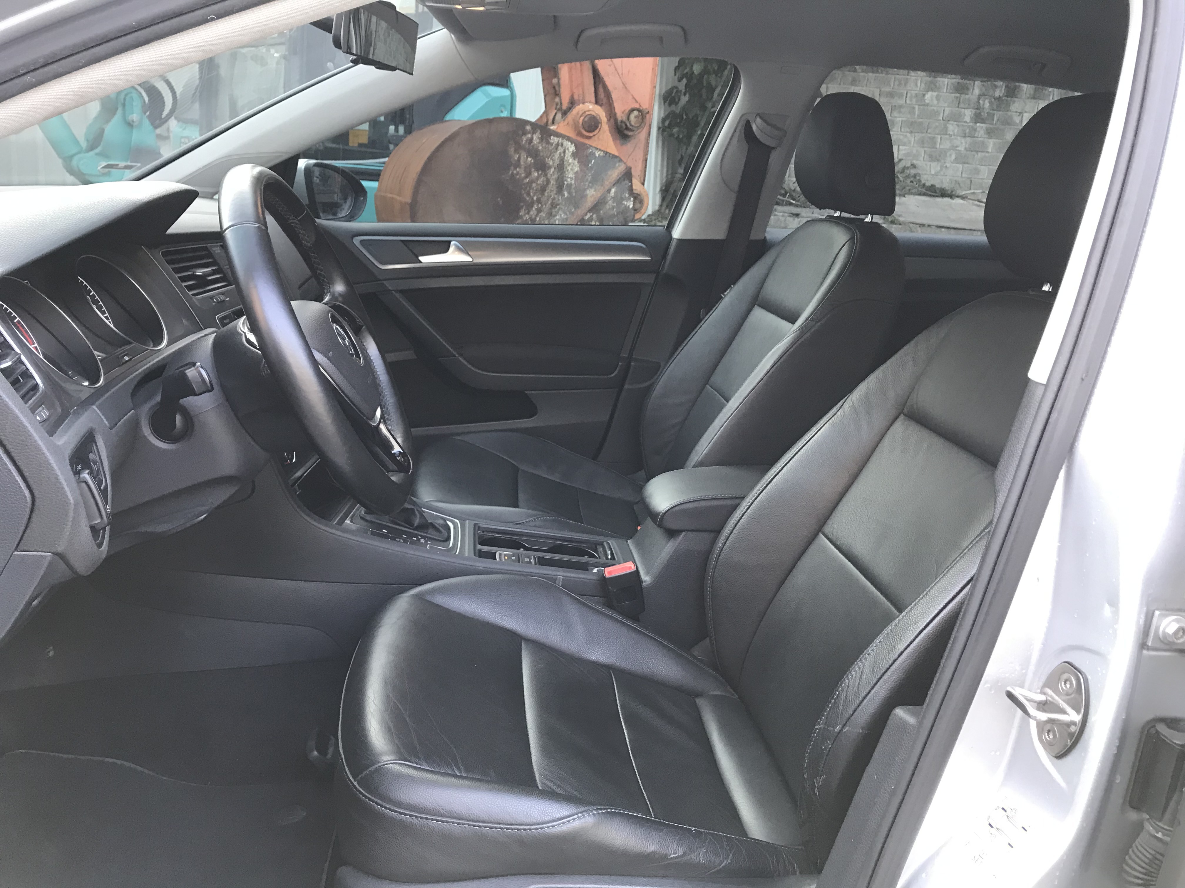 2013 Volkswagen 福斯 Golf(NEW) 1.2 TSI 媽媽接送孩子的安全選擇 僅跑10萬 一手車 ☎服務專線 : 0９80-558-999 LINE ID:Used-Cars 黃文遠  第3張相片