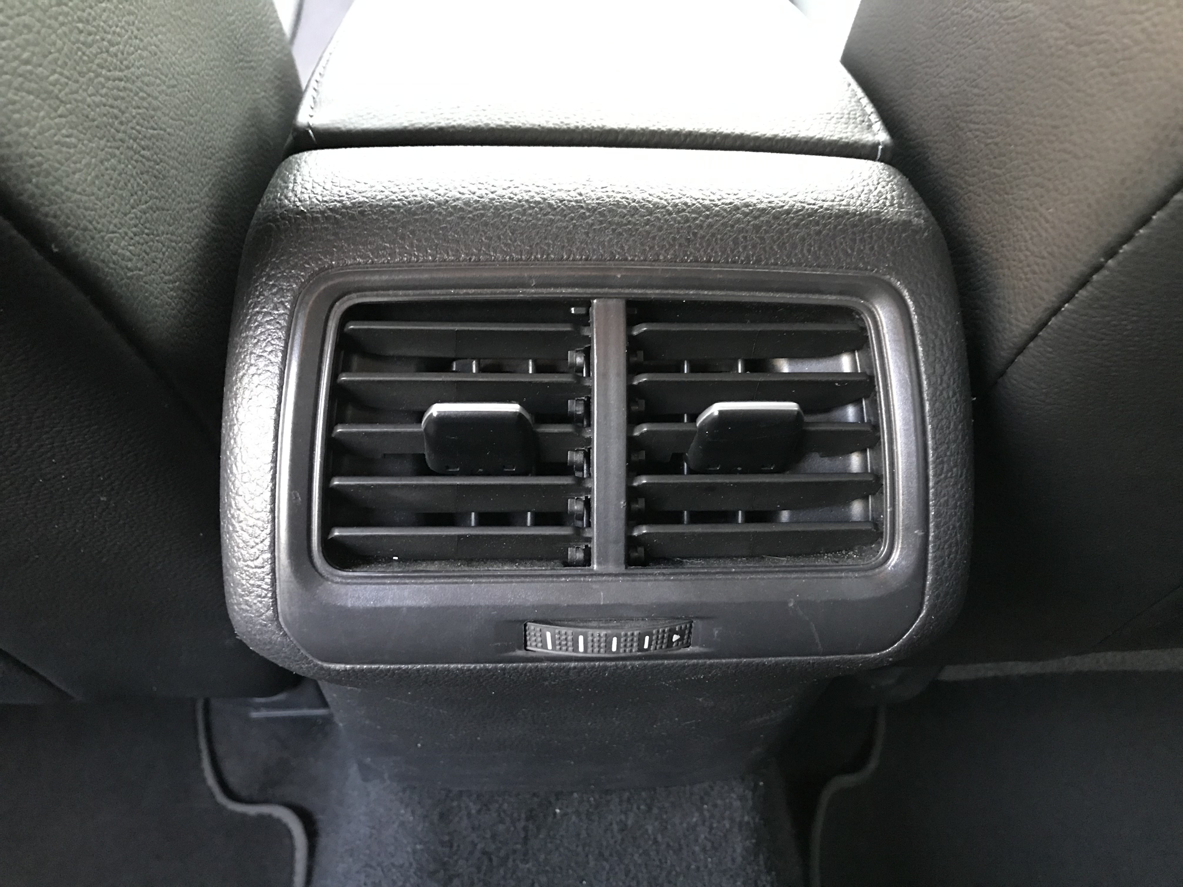 2013 Volkswagen 福斯 Golf(NEW) 1.2 TSI 媽媽接送孩子的安全選擇 僅跑10萬 一手車 ☎服務專線 : 0９80-558-999 LINE ID:Used-Cars 黃文遠  第9張相片