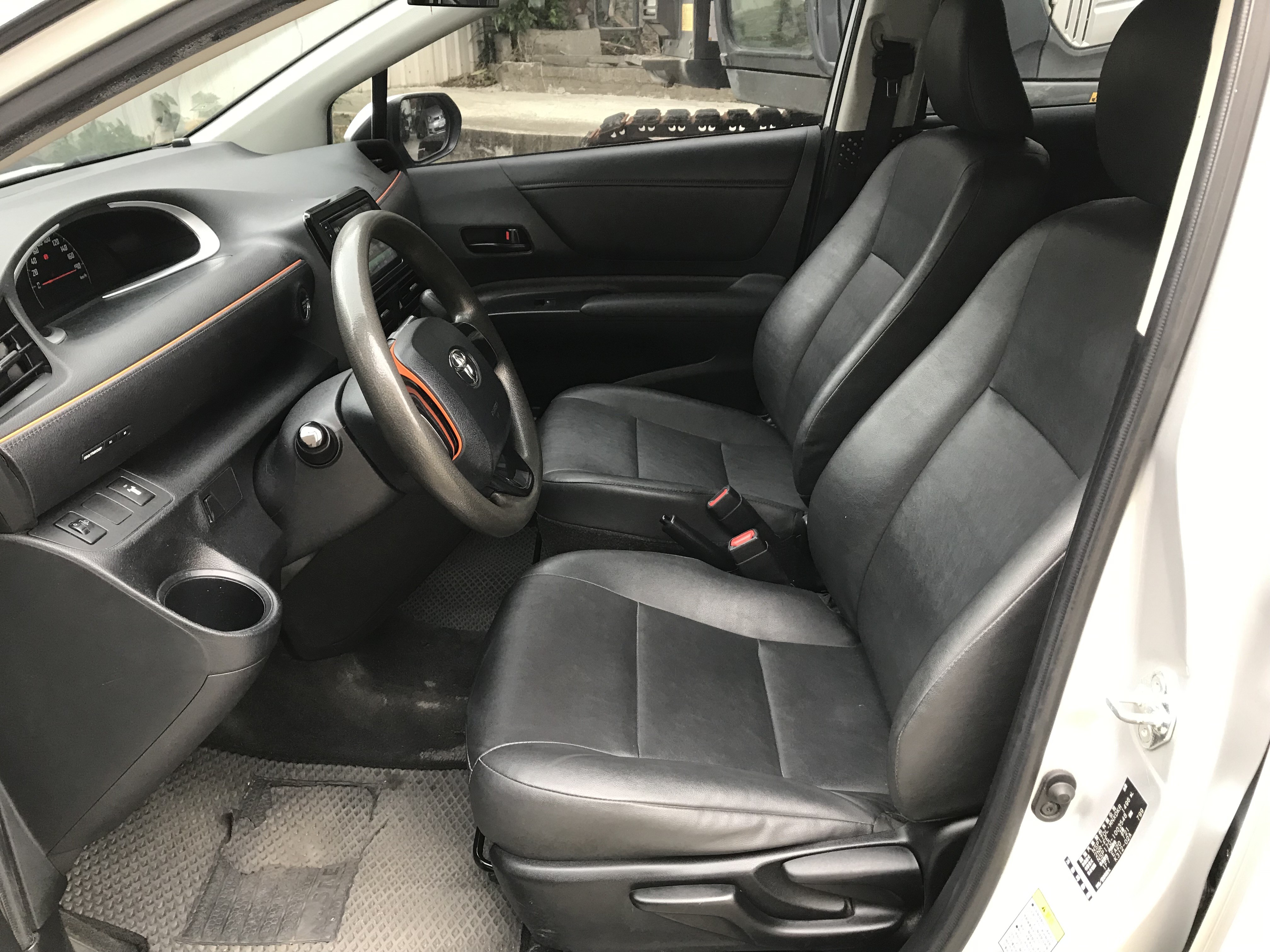 2018 Toyota Sienta 喜恩塔 1.5 小型多功能休旅車 #一手車 #原廠保養 #客貨2用 ☎服務專線 : 0９80-558-999 LINE ID:Used-Cars 黃文遠  第3張相片