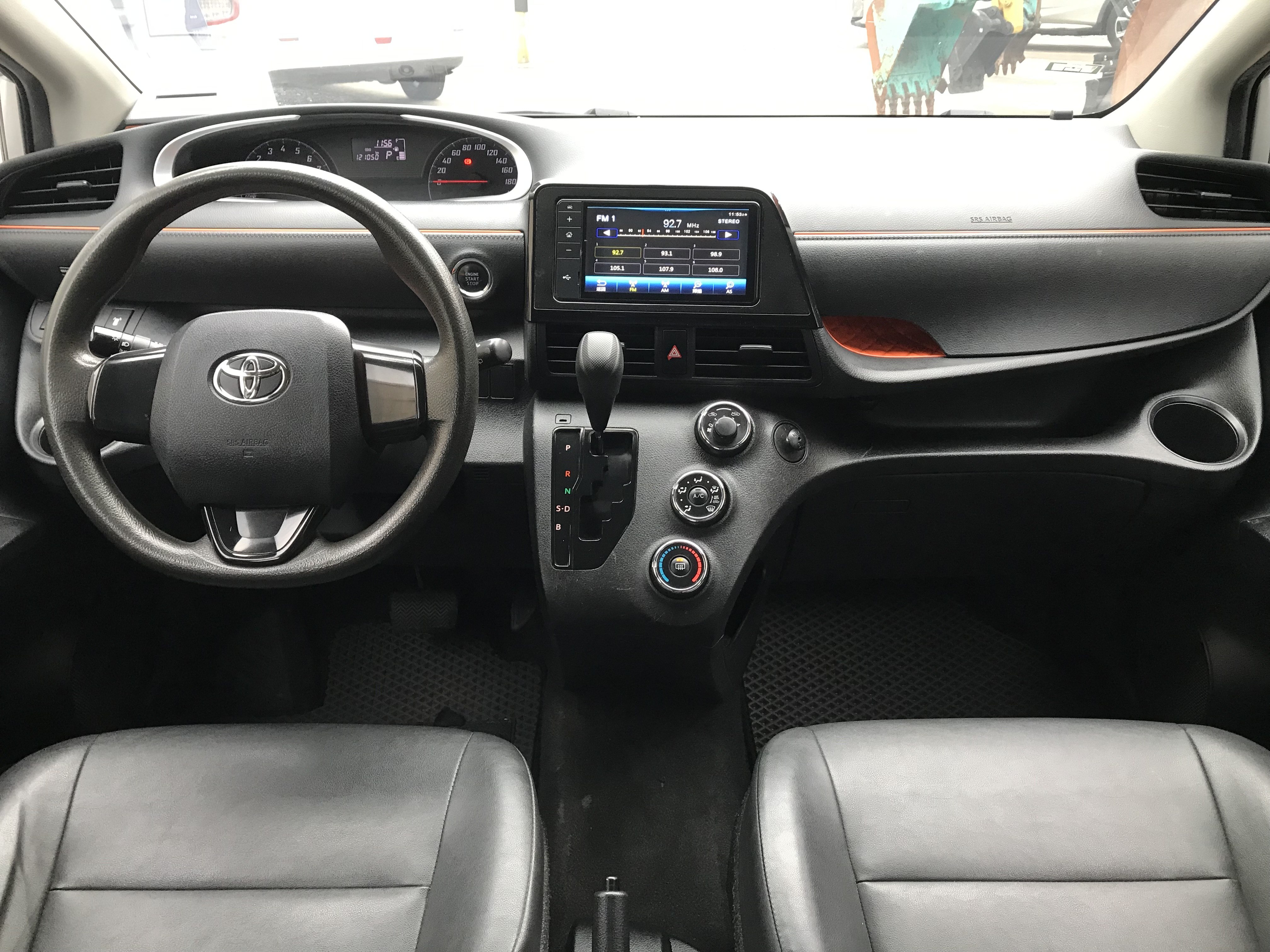 2018 Toyota Sienta 喜恩塔 1.5 小型多功能休旅車 #一手車 #原廠保養 #客貨2用 ☎服務專線 : 0９80-558-999 LINE ID:Used-Cars 黃文遠  第5張相片