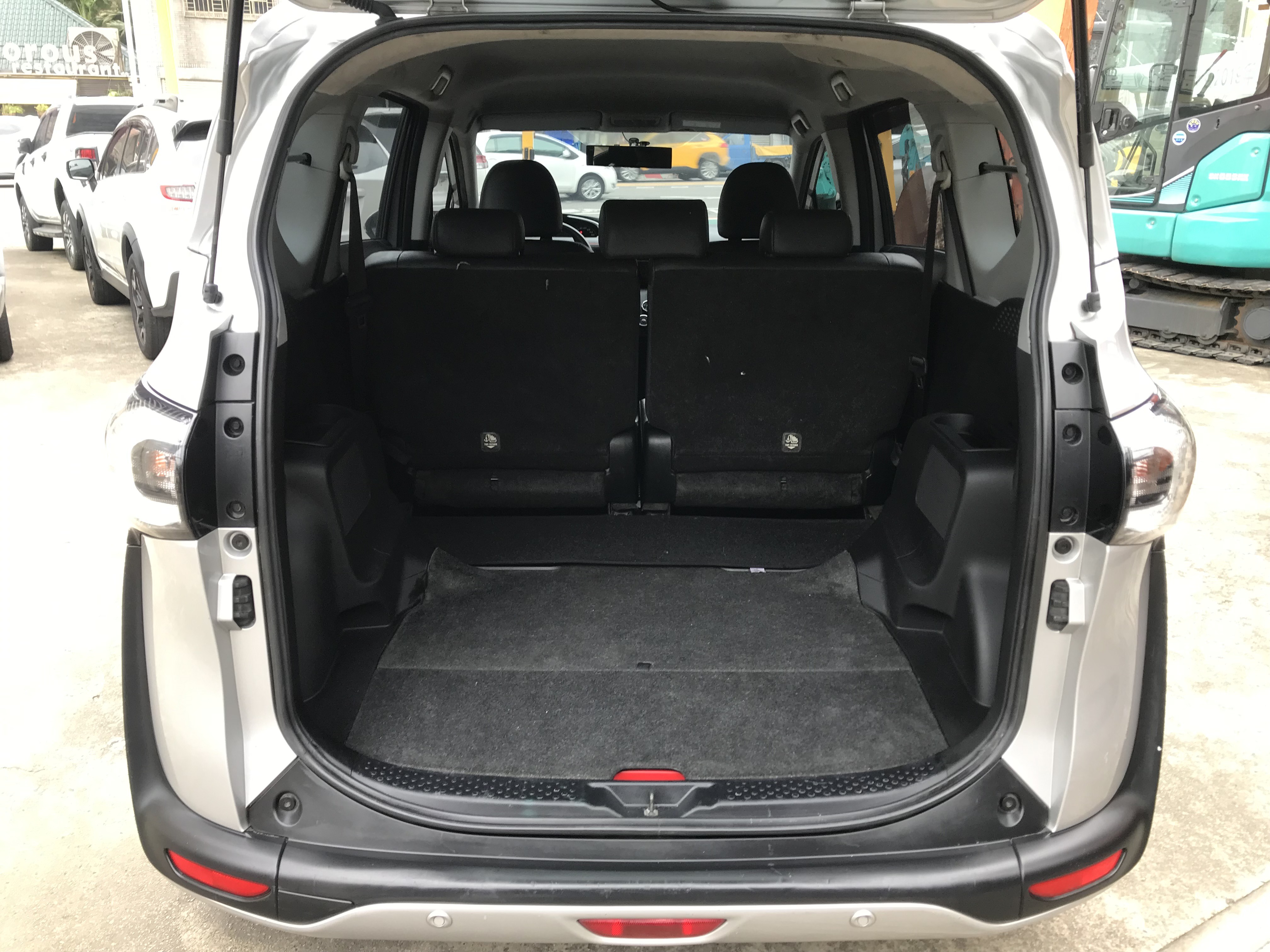 2018 Toyota Sienta 喜恩塔 1.5 小型多功能休旅車 #一手車 #原廠保養 #客貨2用 ☎服務專線 : 0９80-558-999 LINE ID:Used-Cars 黃文遠  第10張相片