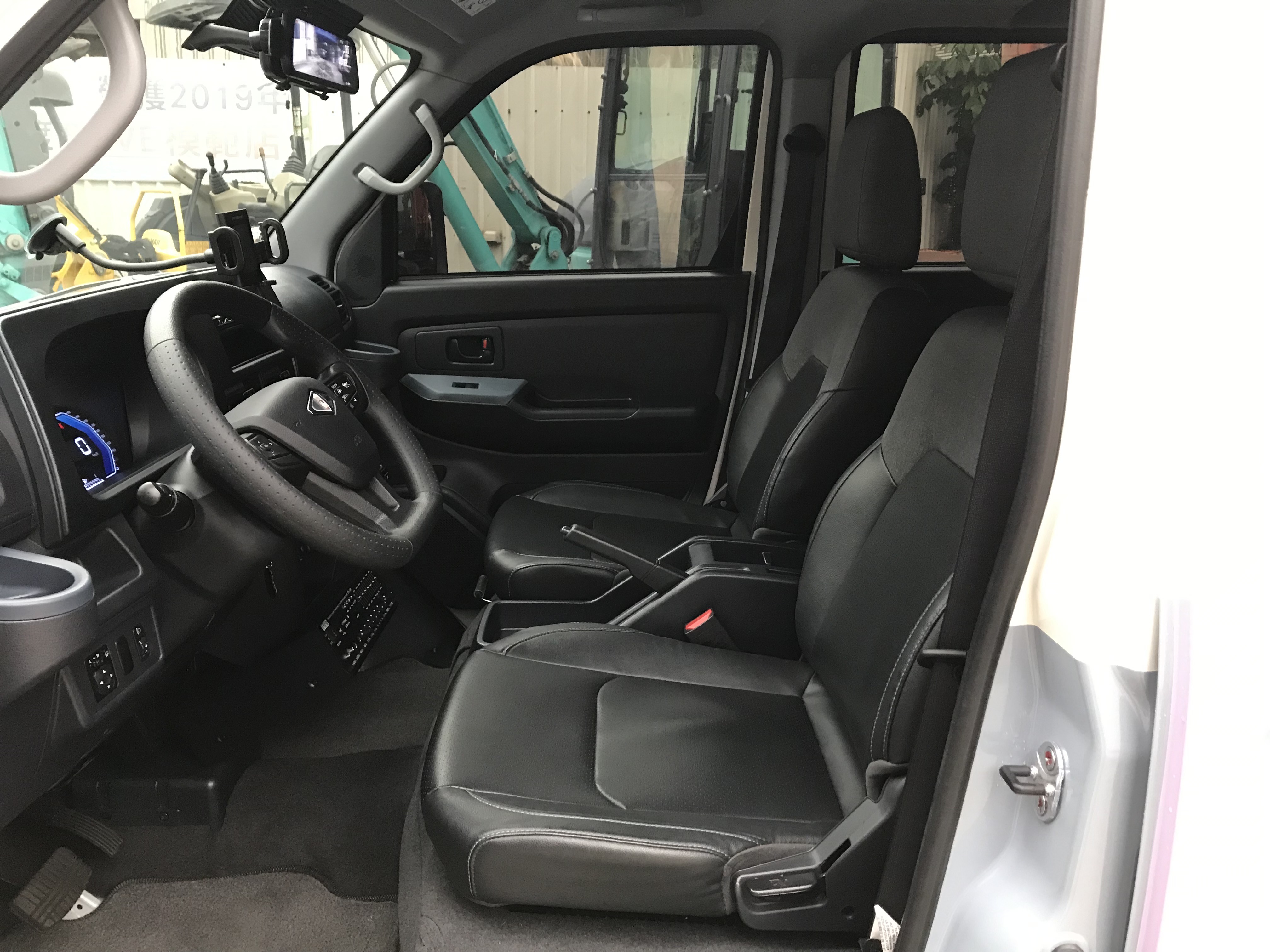 2025 雙色 豪華客車版 中華 CMC J Space 廂型車 #5人座 #自排 #僅跑6千 #一手車 #全速域acc #lka車道置中 #前後行車紀錄器 #倒車顯影 #廣播擴大機 #底盤廣播喇叭 請直接來電 ☎ : 0９80-558-9  第3張相片