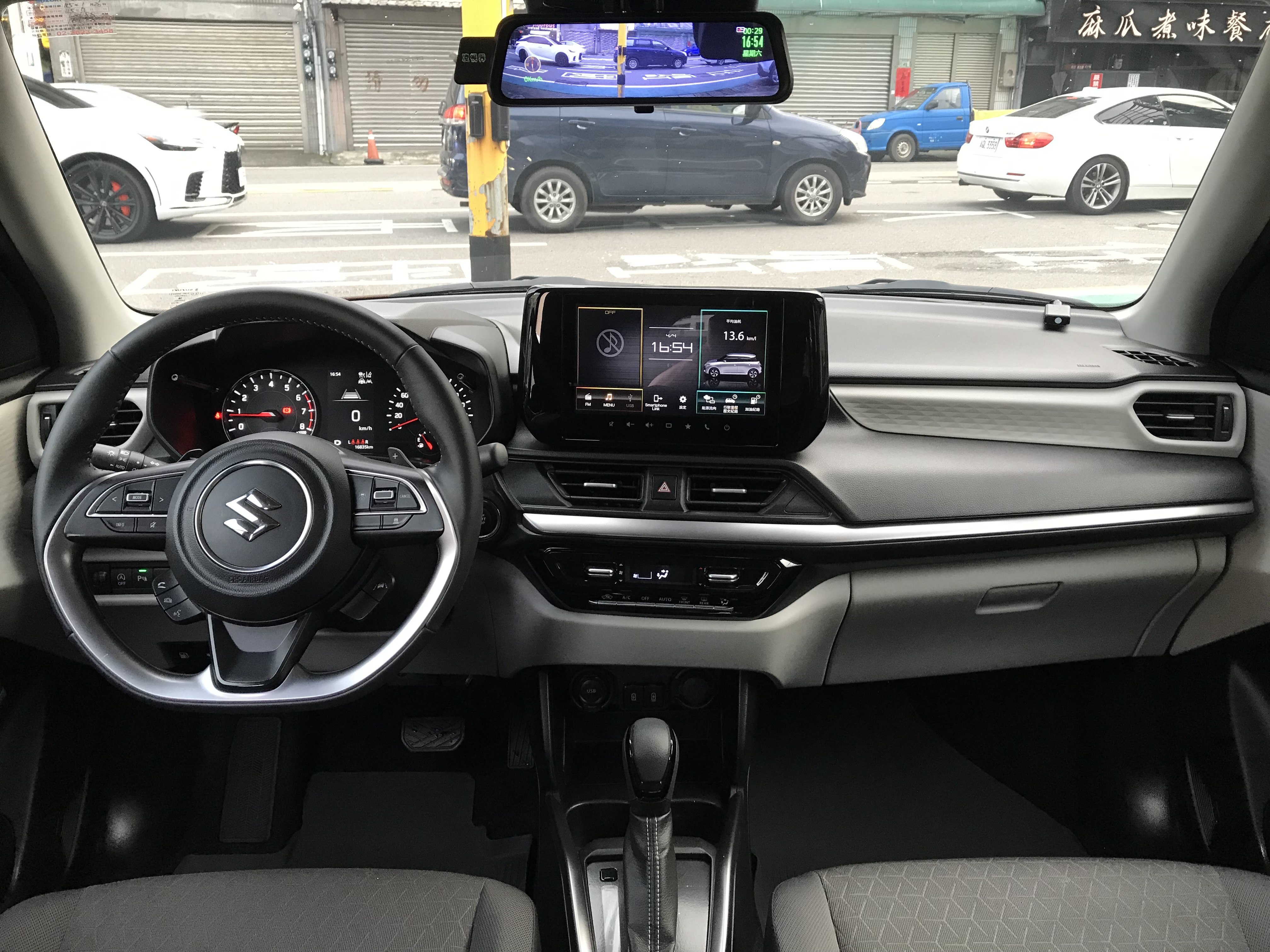 2025年式 Suzuki Swift 1.2 GLX 輕油電 #僅跑1萬 #一手車 #原版件 #原廠保固中 ⭕ACC跟車⭕車道偏離警示⭕盲點偵測 請直接來電 ☎ : 0980-558-999 (訊息回覆較慢)  第5張相片