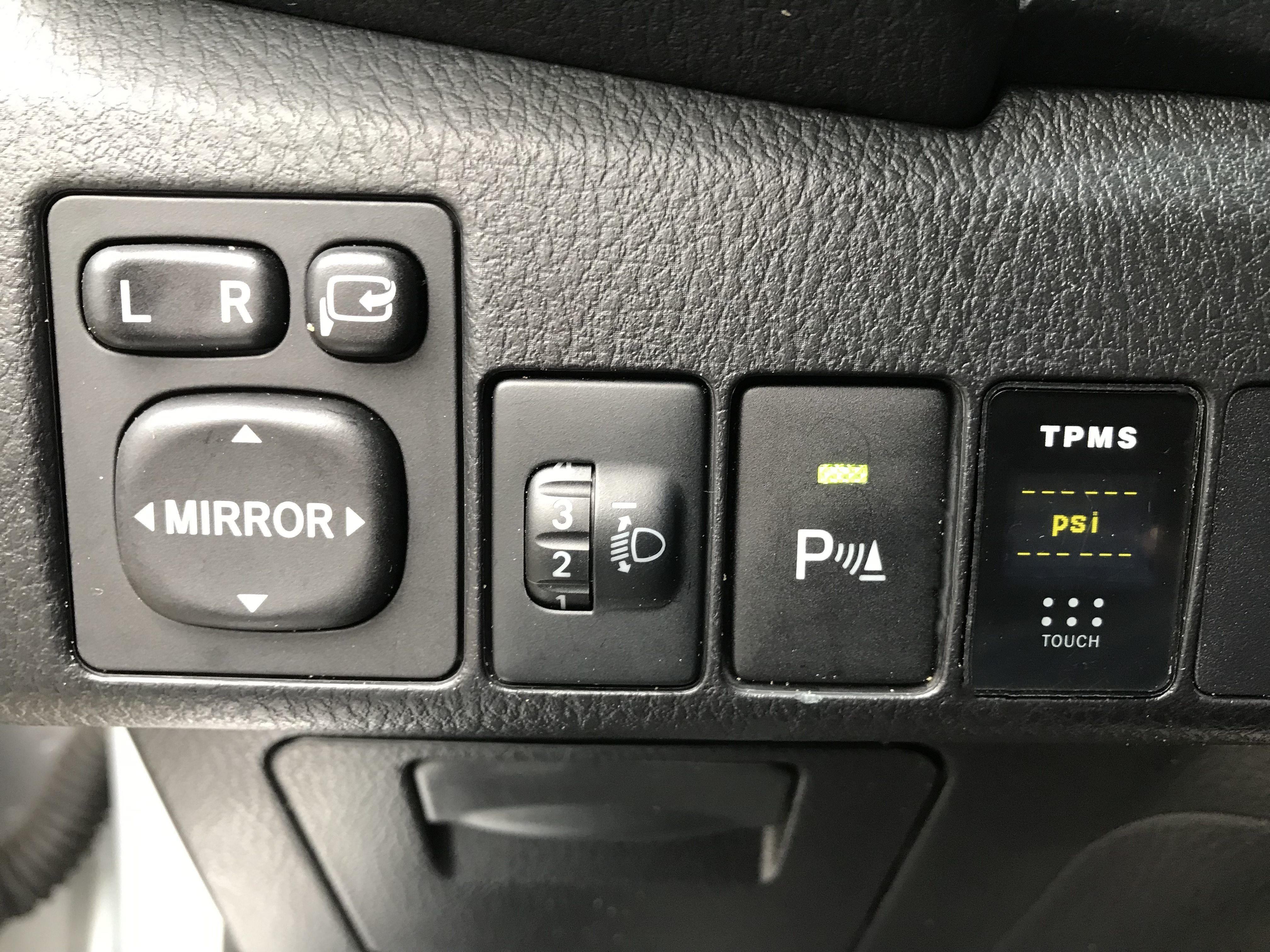 2013 Toyota 豐田 Corolla Altis 阿提斯 1.8 國民神車 #原鈑件 #僅跑14萬 #省油省稅 #維修保養便宜 請直接來電 ☎ : 0９80-558-999 (訊息回覆較慢)  第6張相片