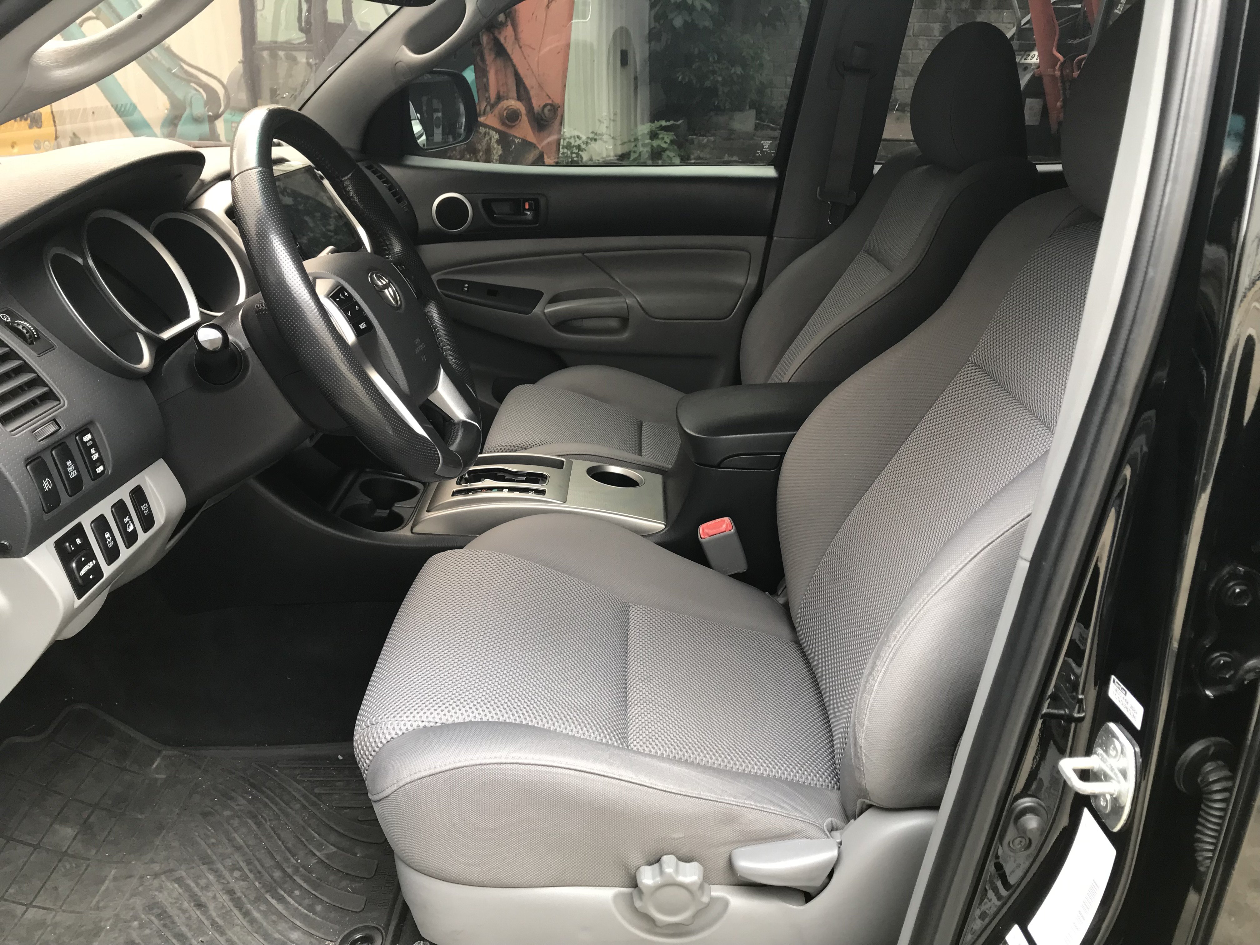 2011 TOYOTA TACOMA 4.0 4X4 Off-Road版 #里程少 #原鈑件 #安卓機 #trd排氣管 #mt胎越野圈 #側踏板 #後廂蓋 #拖車勾 請直接來電 ☎ : 0９80-558-999 (訊息回覆較慢)  第4張相片