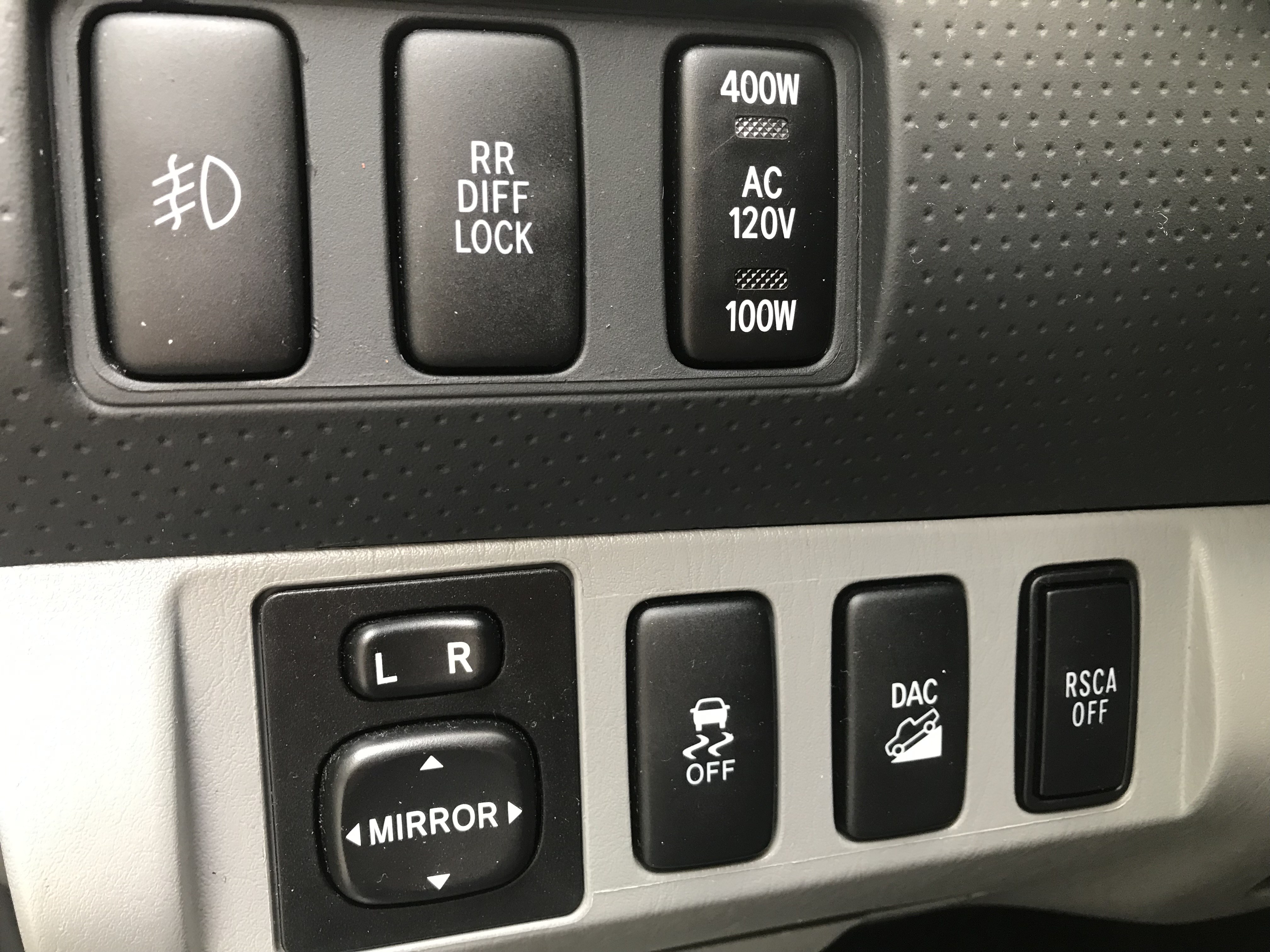 2011 TOYOTA TACOMA 4.0 4X4 Off-Road版 #里程少 #原鈑件 #安卓機 #trd排氣管 #mt胎越野圈 #側踏板 #後廂蓋 #拖車勾 請直接來電 ☎ : 0９80-558-999 (訊息回覆較慢)  第6張相片