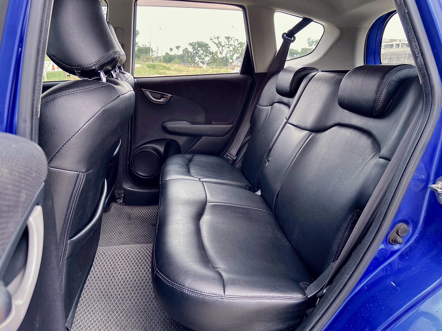 2012 Honda 本田 Fit 1.5 五門掀背小車 #原鈑件 #空力套件 #省油省稅 #維修保養便宜 請直接來電 ☎ : 0９80-558-999 (訊息回覆較慢)  第5張相片