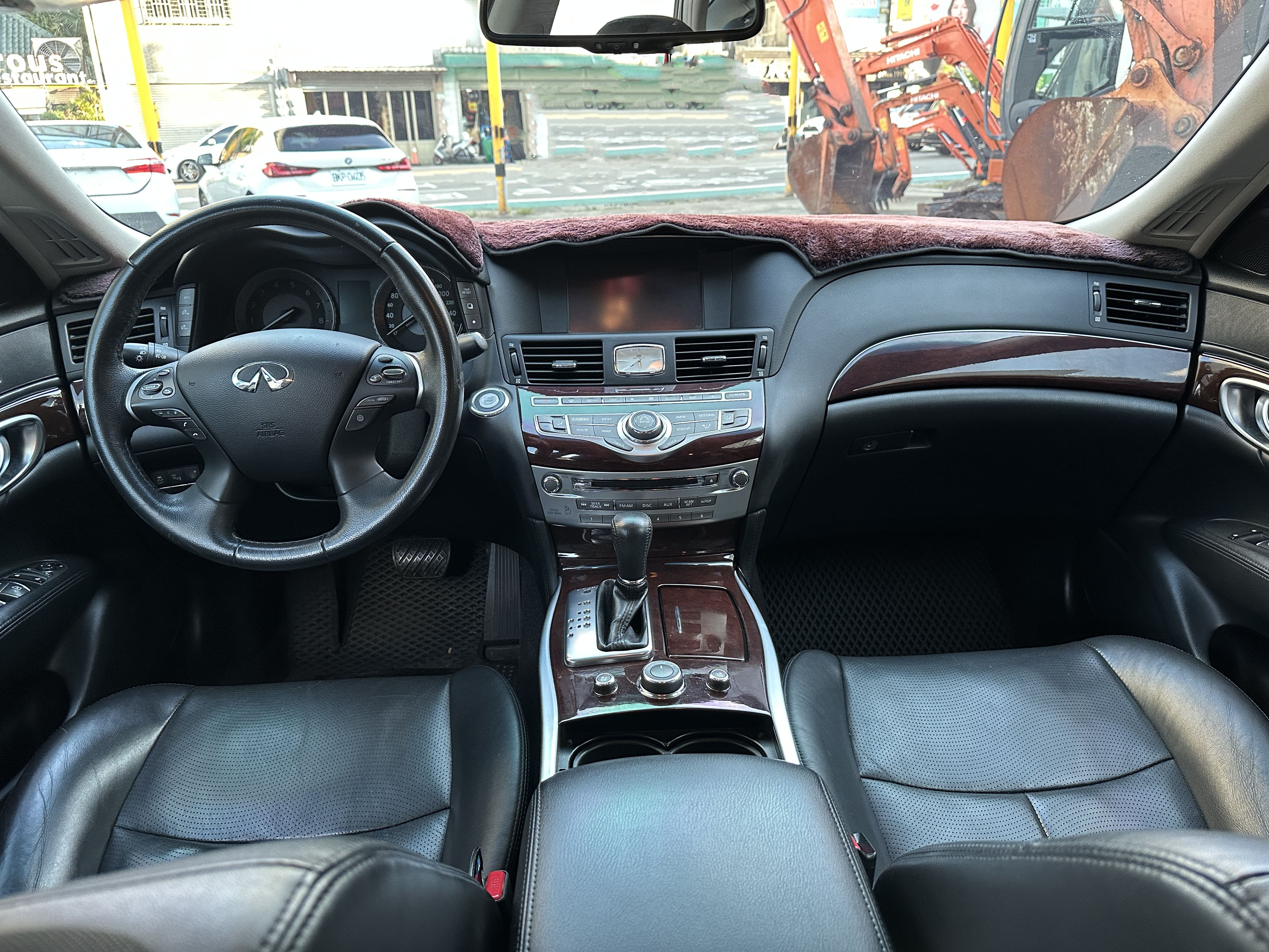2017 Infiniti Q70 2.5 V6 旗艦版 #僅跑9萬 #一手車 #原鈑件 #原廠保養 #ACC #車道偏移預防#環景 #BOSE喇叭 #請直接來電 ☎ : 0９80-558-999 (訊息回覆較慢)  第5張相片