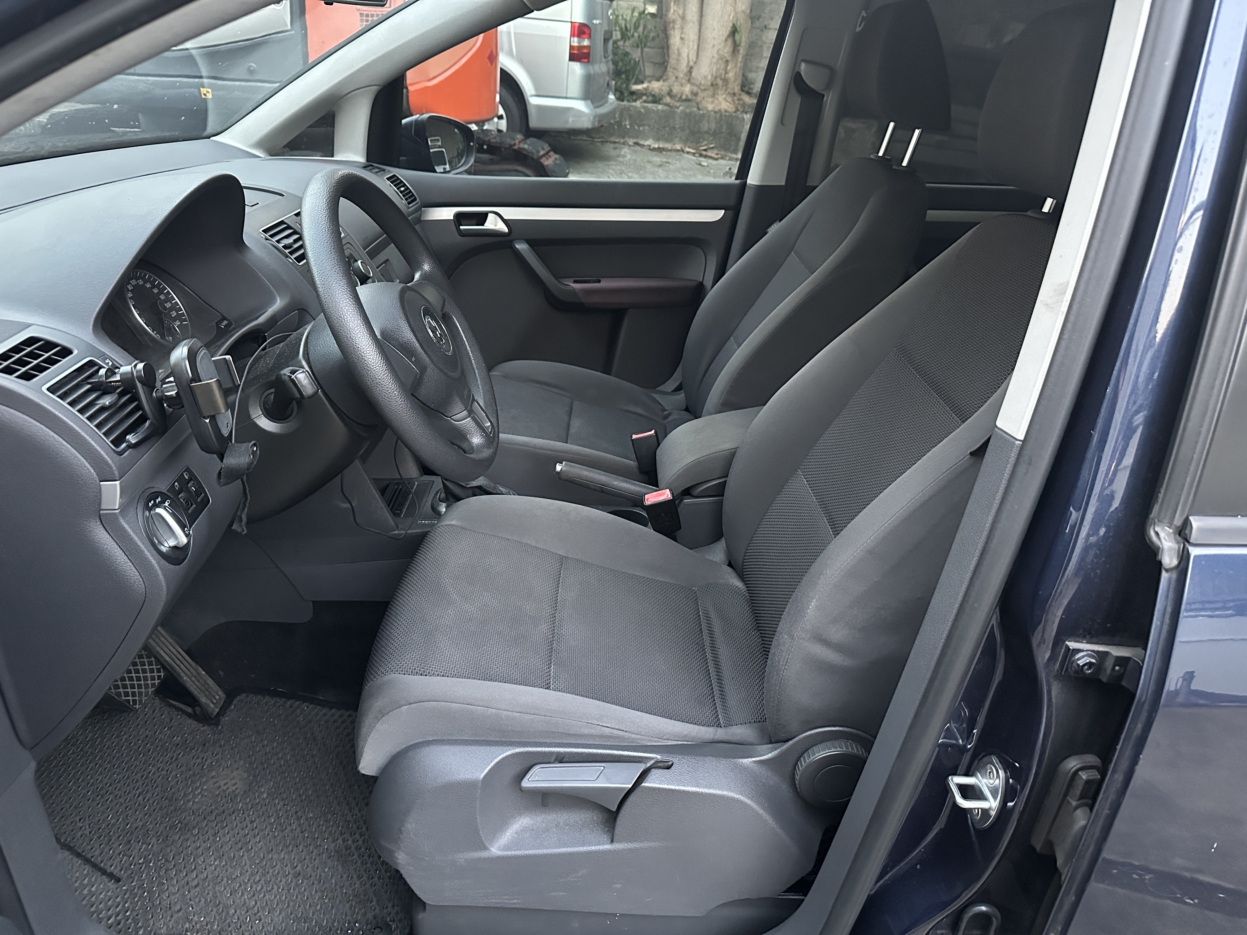 2012 Volkswagen 福斯 Touran 土狼 1.6 TDI #7人座 #僅跑16萬 #維修保養工單齊全 ☎服務專線 : 0９80-558-999 LINE ID:Used-Cars 黃文遠  第3張相片