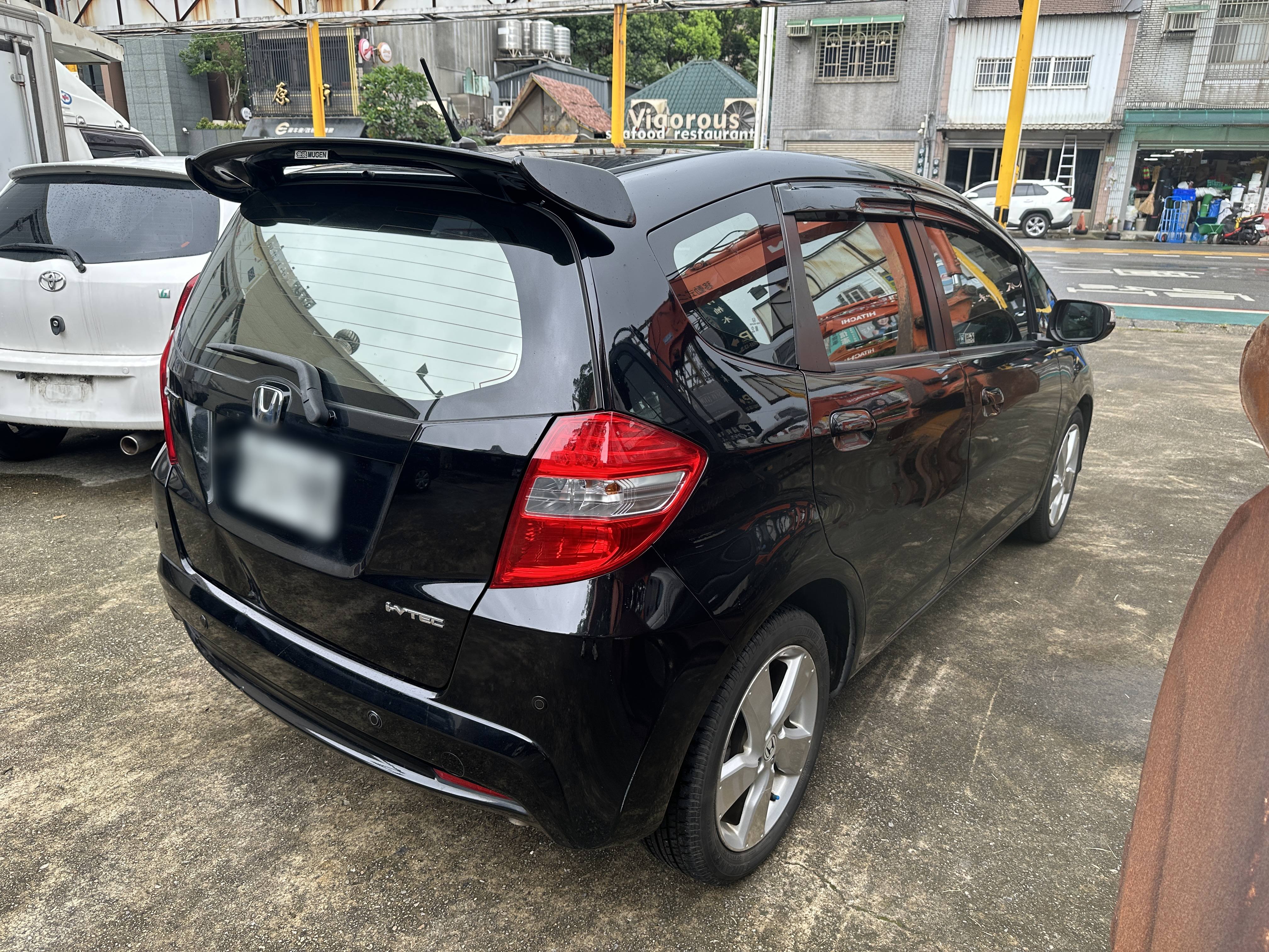 2011年 Honda 本田 Fit VTi-S 1.5 五門掀背小車 世界上最強功能小型車 車室空間極大化機械空間極小化 ☎服務專線 : 0９80-558-999 LINE ID:Used-Cars 黃文遠  第2張相片