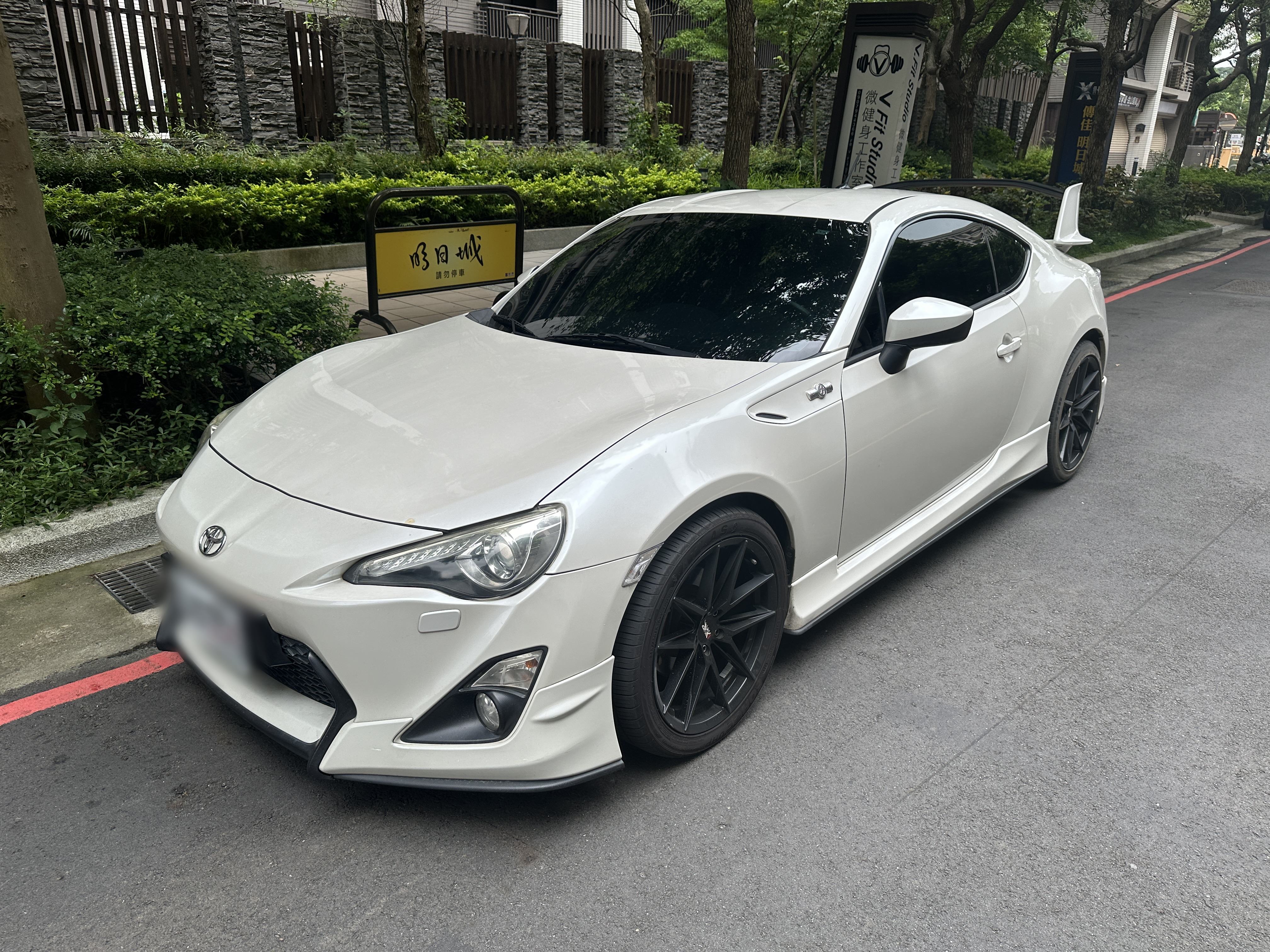 2013 年式 Toyota FT86 2.0 Aero #FR本色展露山道優異操控性 #馬力200hp #前/後保險桿空力套件 #運動化車身側裙 #大型化空力擾流尾翼 #18吋鋁圈 請直接來電 ☎ : 0９80-558-999 (訊息回覆  第1張相片