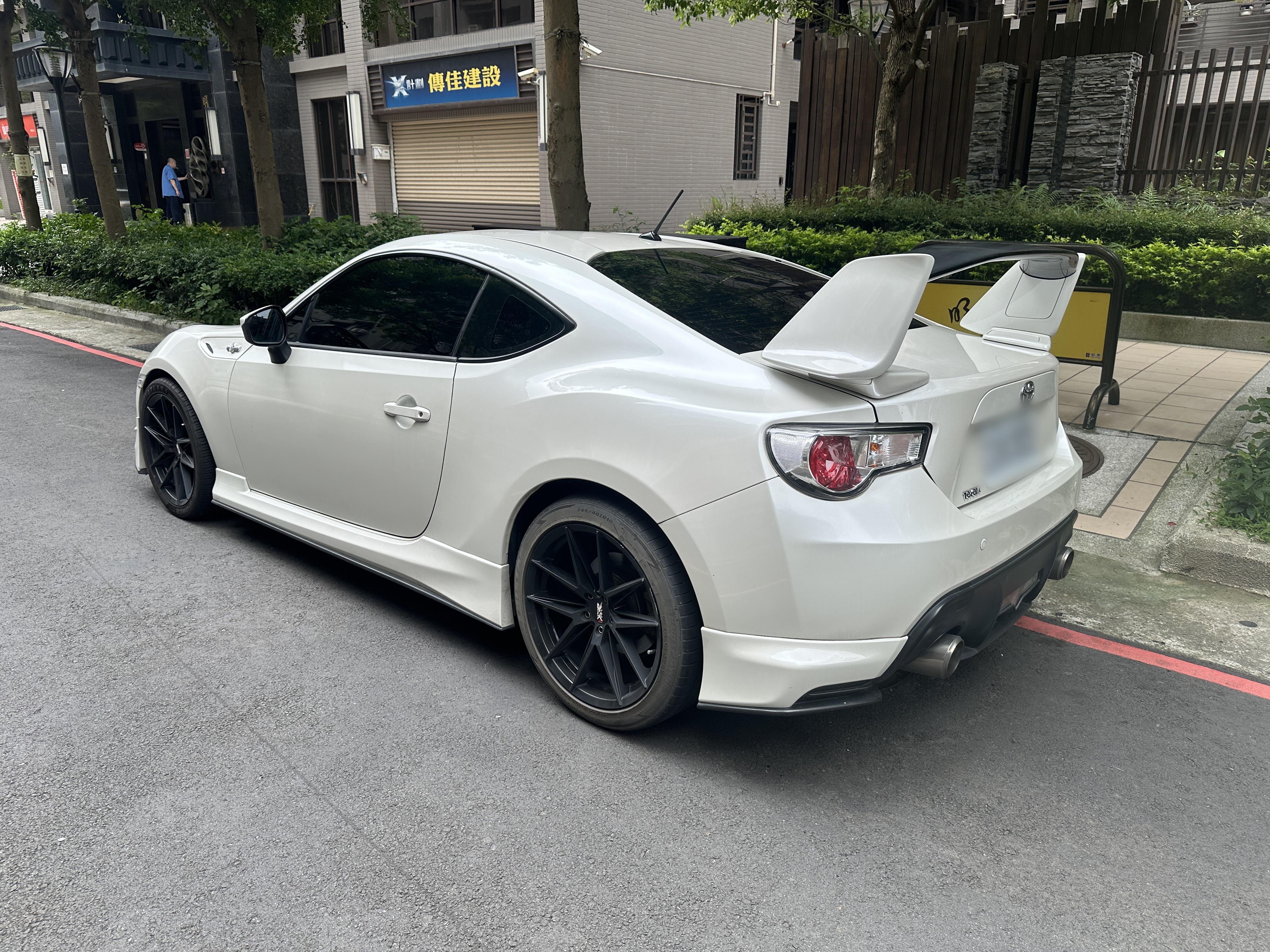 2013 年式 Toyota FT86 2.0 Aero #FR本色展露山道優異操控性 #馬力200hp #前/後保險桿空力套件 #運動化車身側裙 #大型化空力擾流尾翼 #18吋鋁圈 請直接來電 ☎ : 0９80-558-999 (訊息回覆  第2張相片